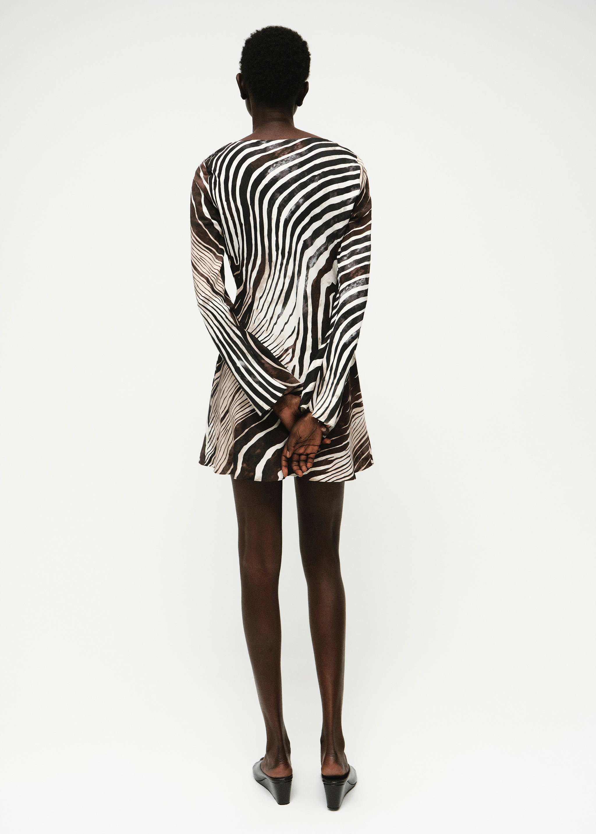 Zebra-print dress with flared sleeves - Reverse of the article