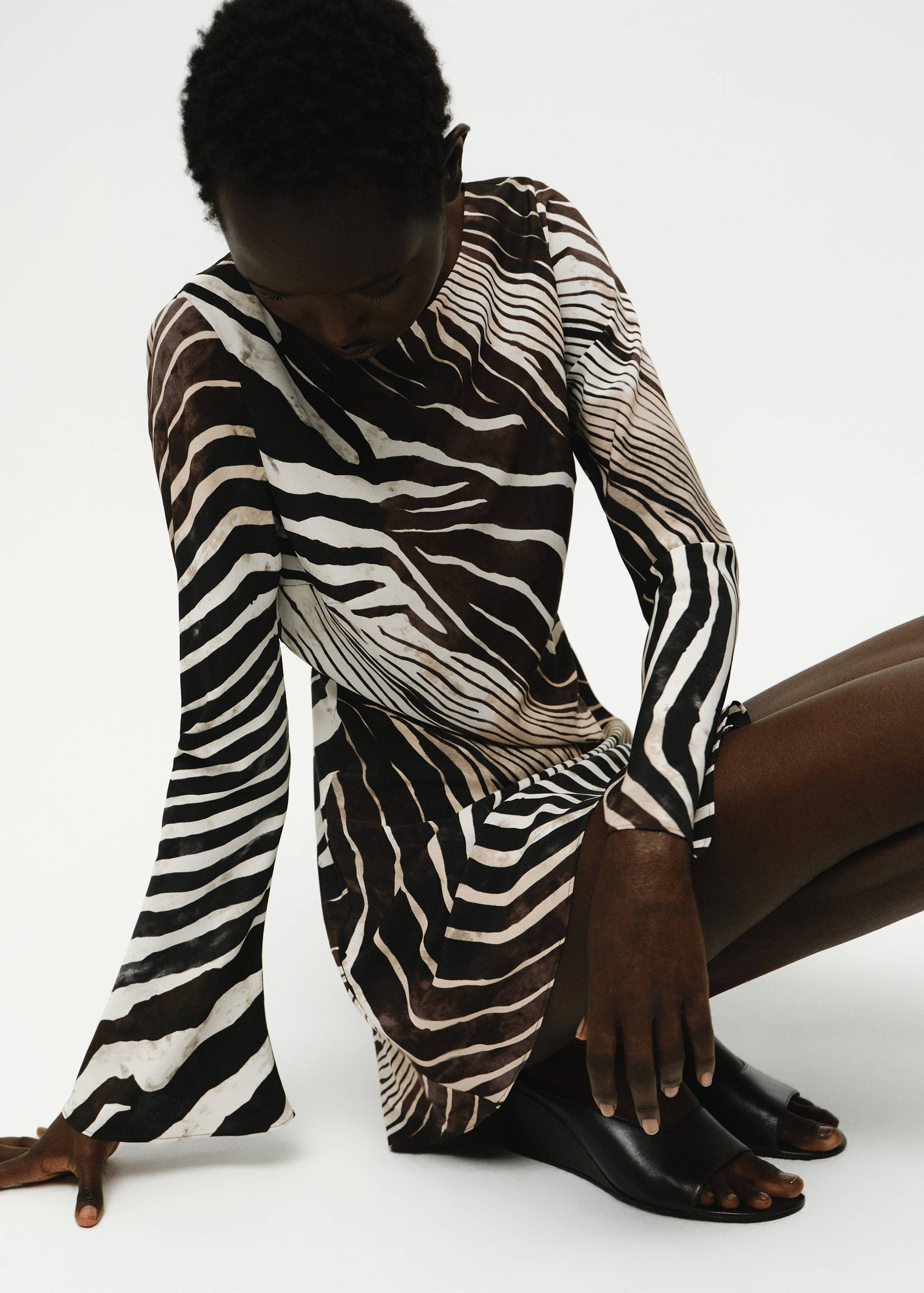 Zebra-print dress with flared sleeves - Details of the article 2