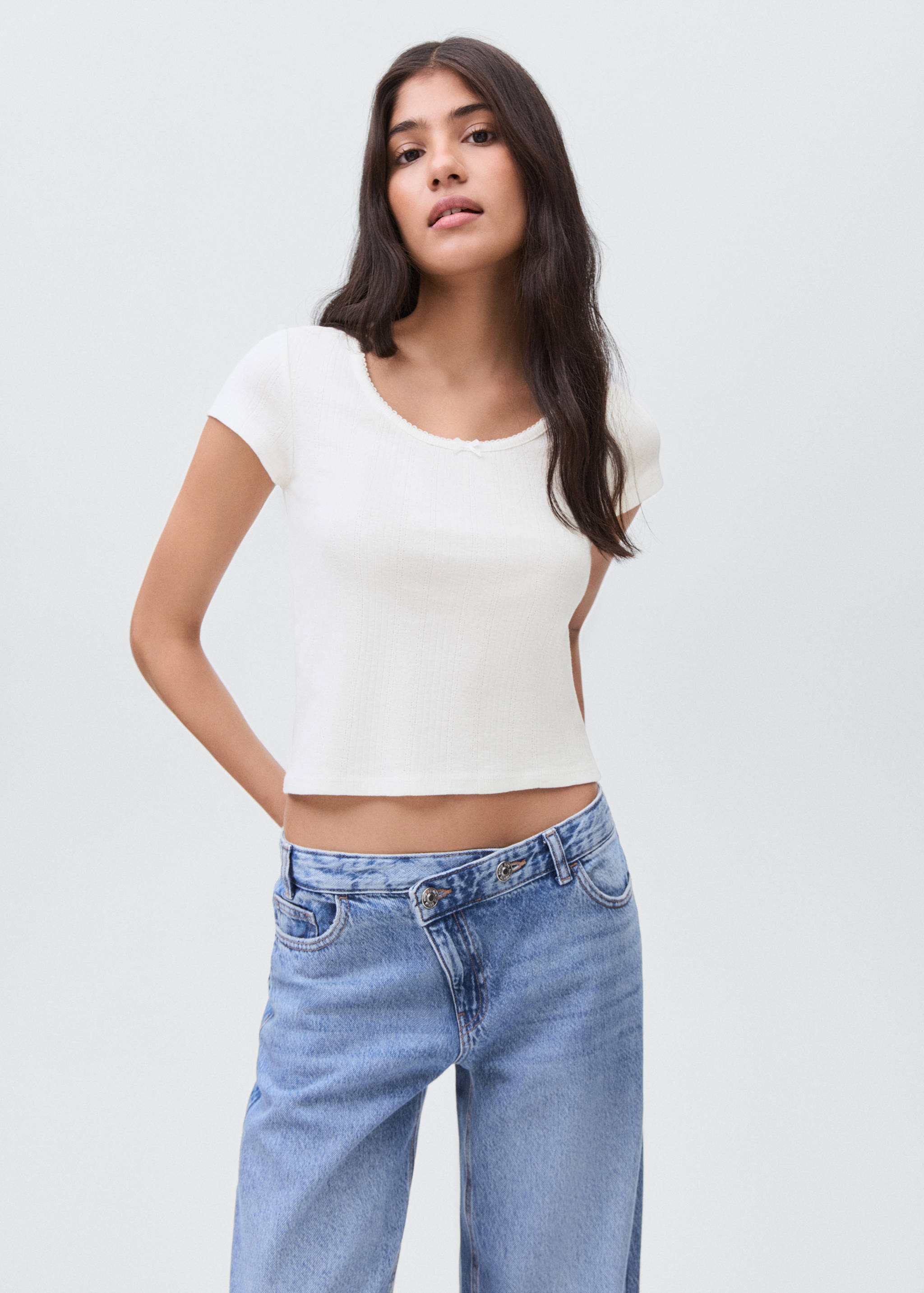 T-shirt à nœud - Plan moyen