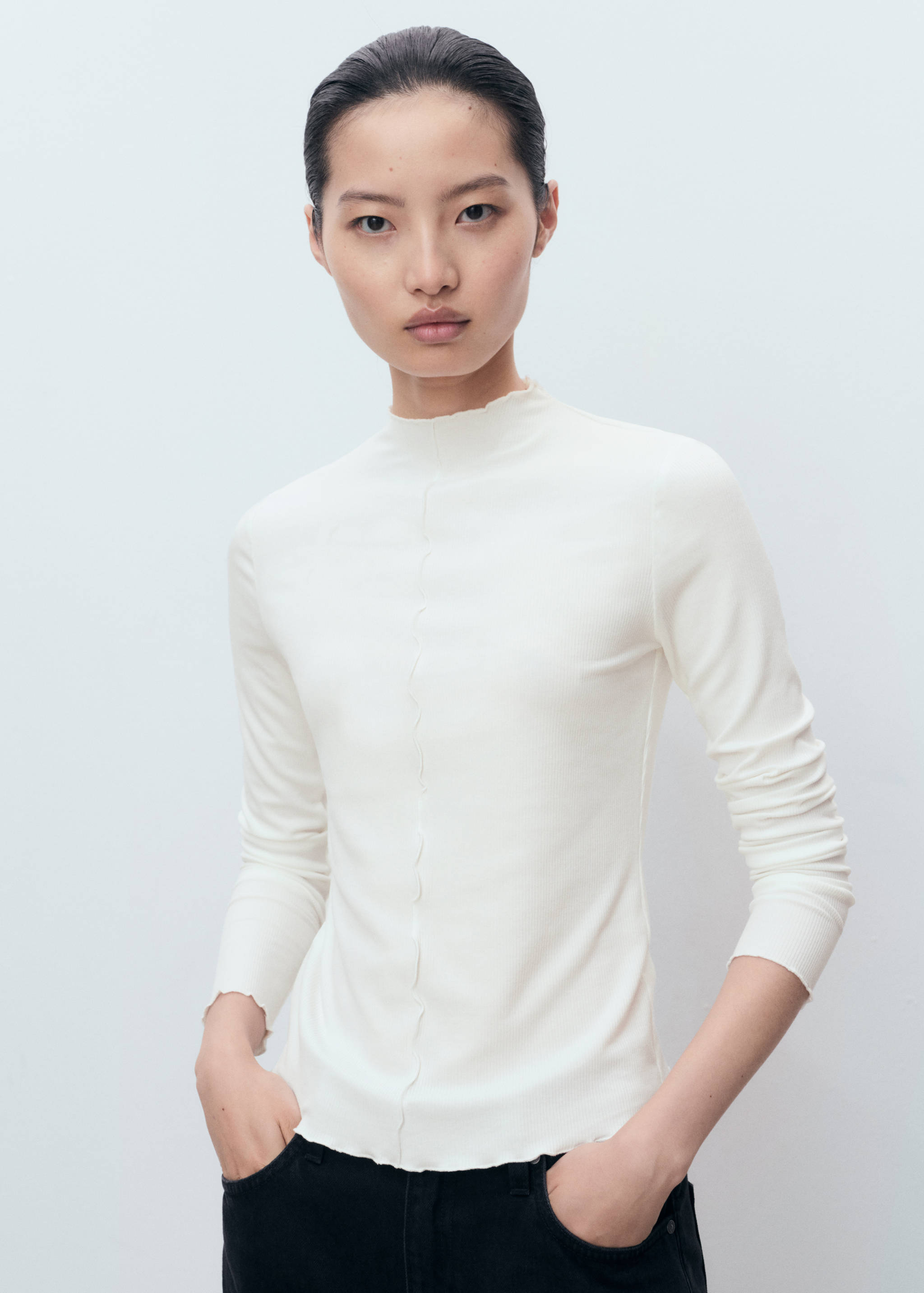 Ribbed t-shirt with scalloped trim - Medium plane