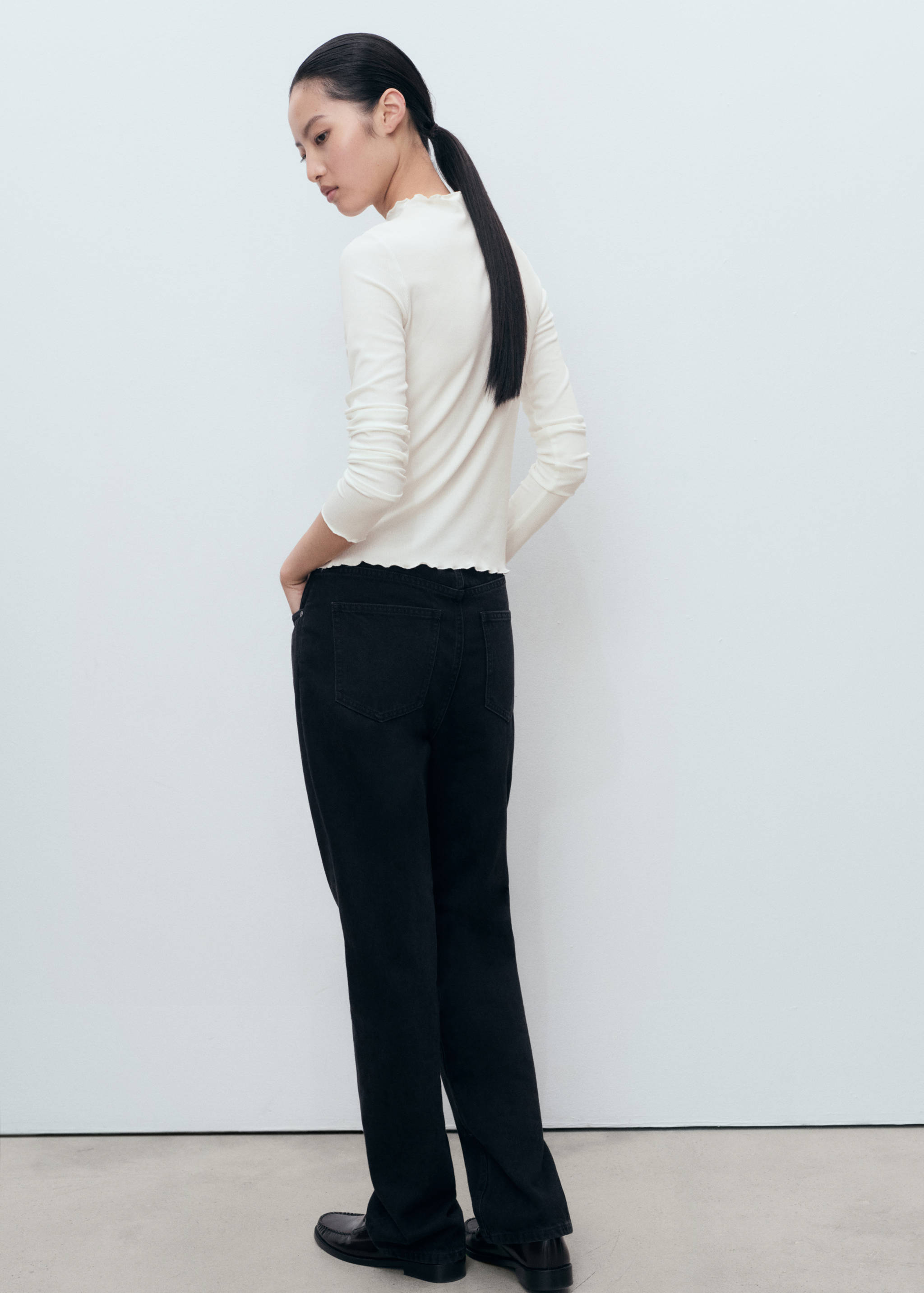 Ribbed t-shirt with scalloped trim - Reverse of the article