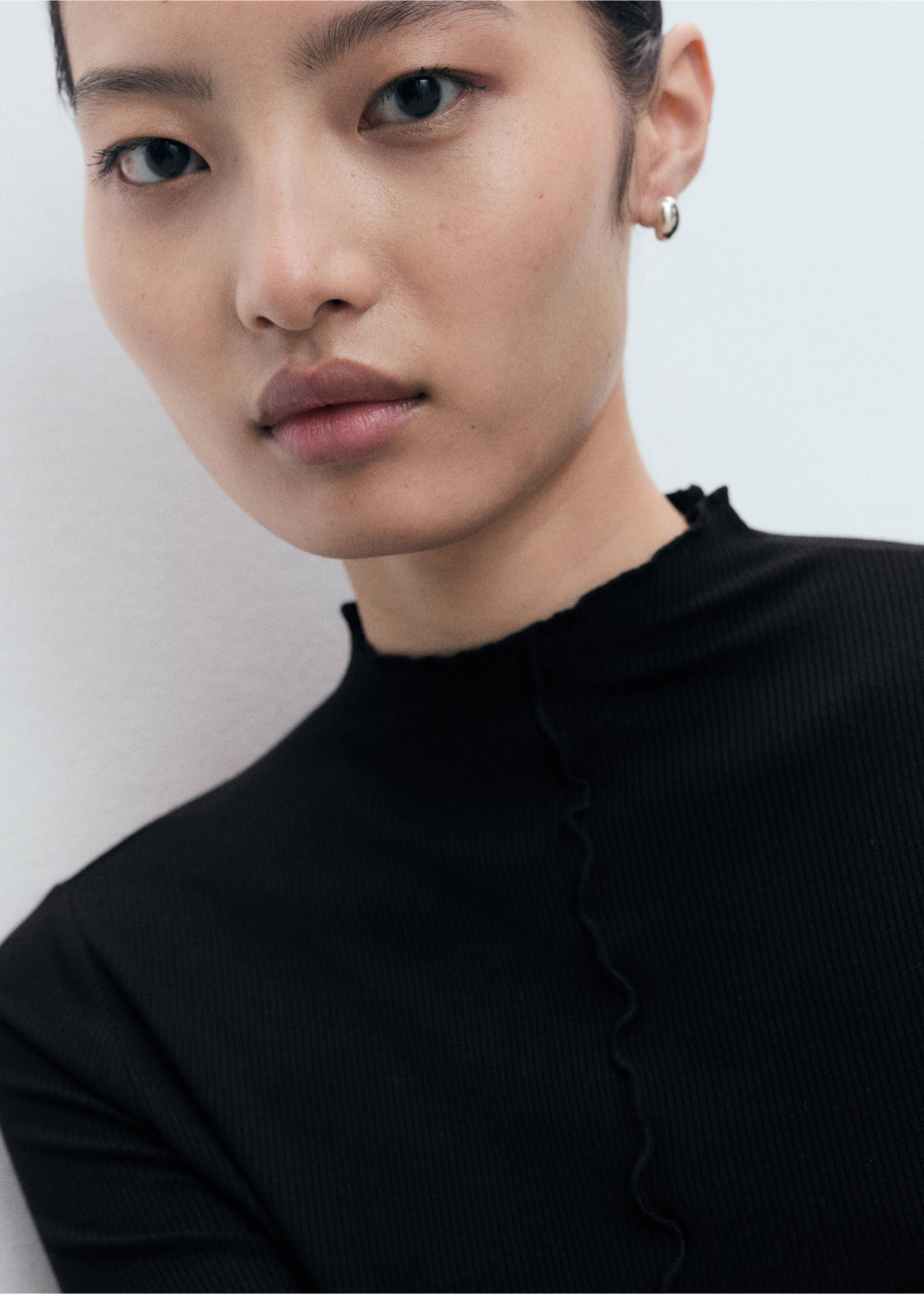 Ribbed t-shirt with scalloped trim - Details of the article 1, Black. Ref: 17055798-00.