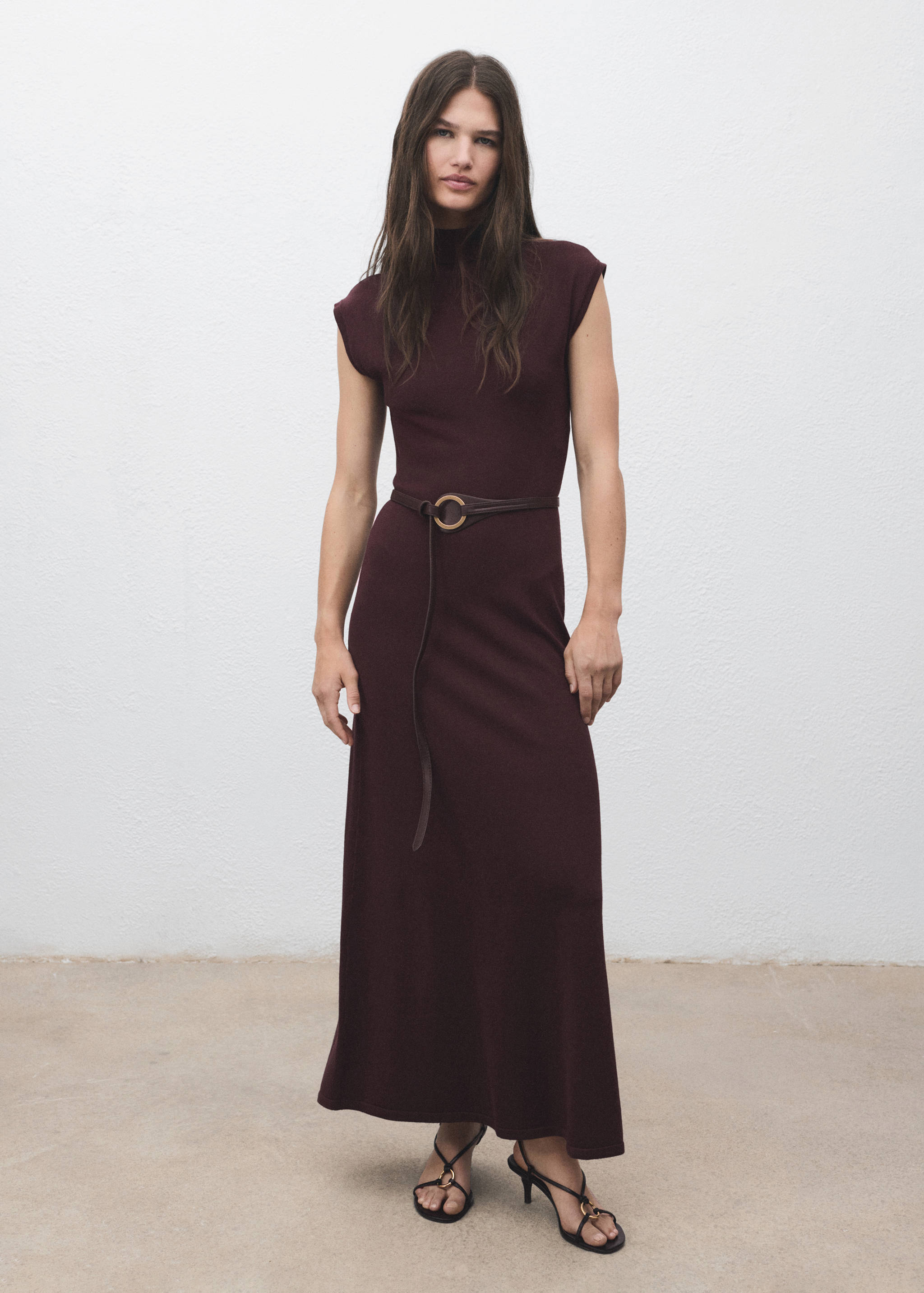 Vestido de malha com gola perkins - Plano geral