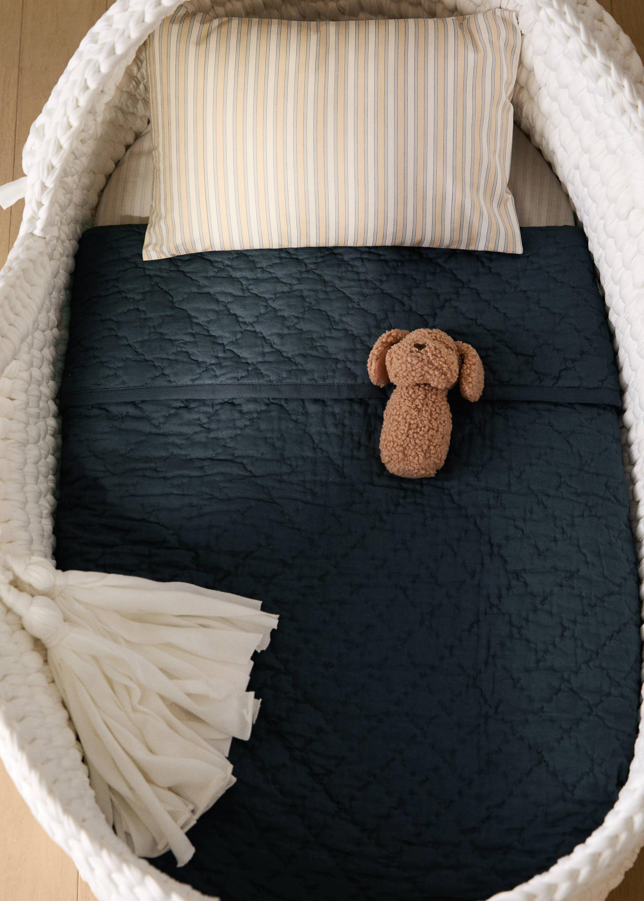Hand-stitched cotton bedspread for mini-cot - General plane