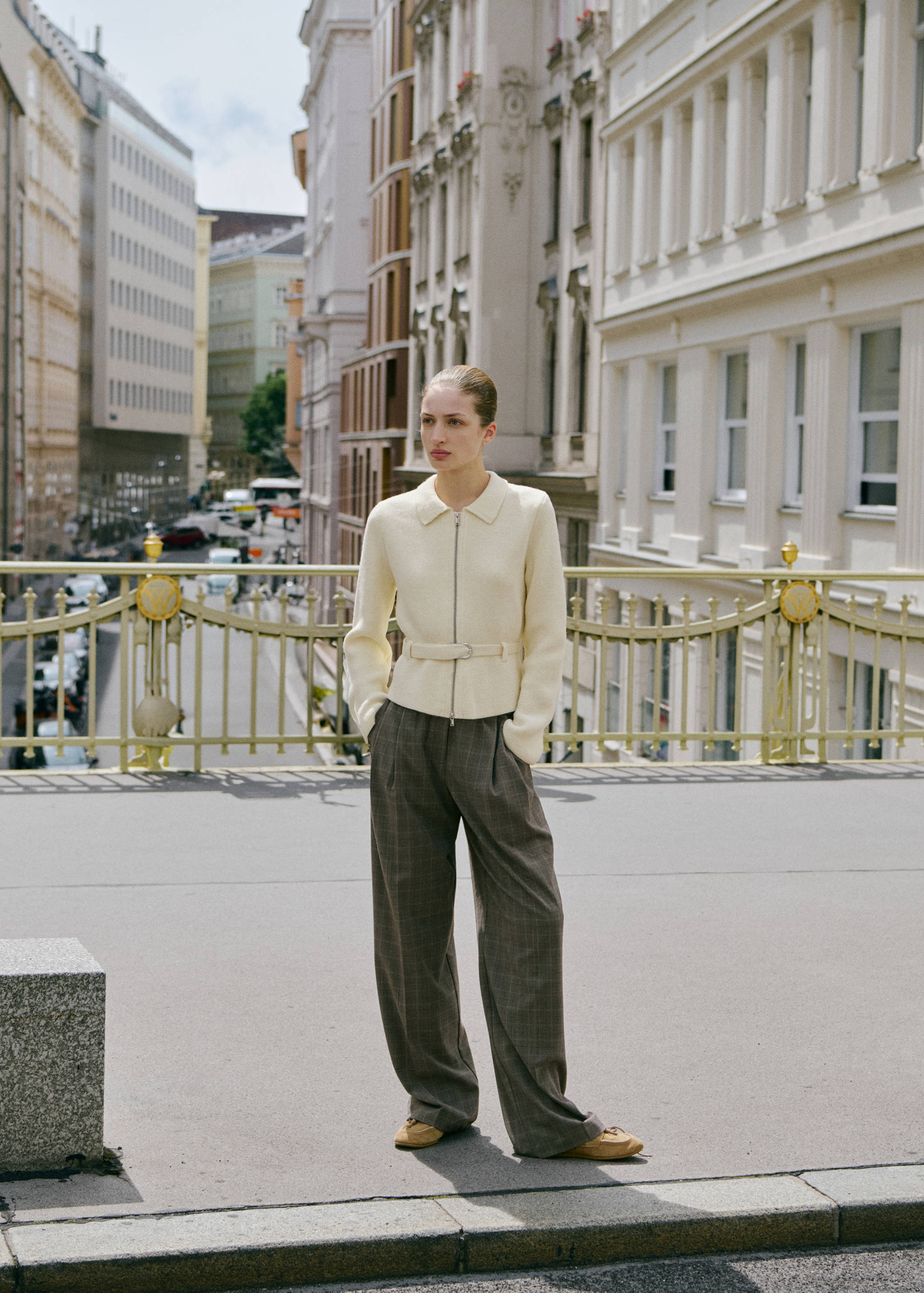 Casaco de malha com cinto e fivela - Plano geral