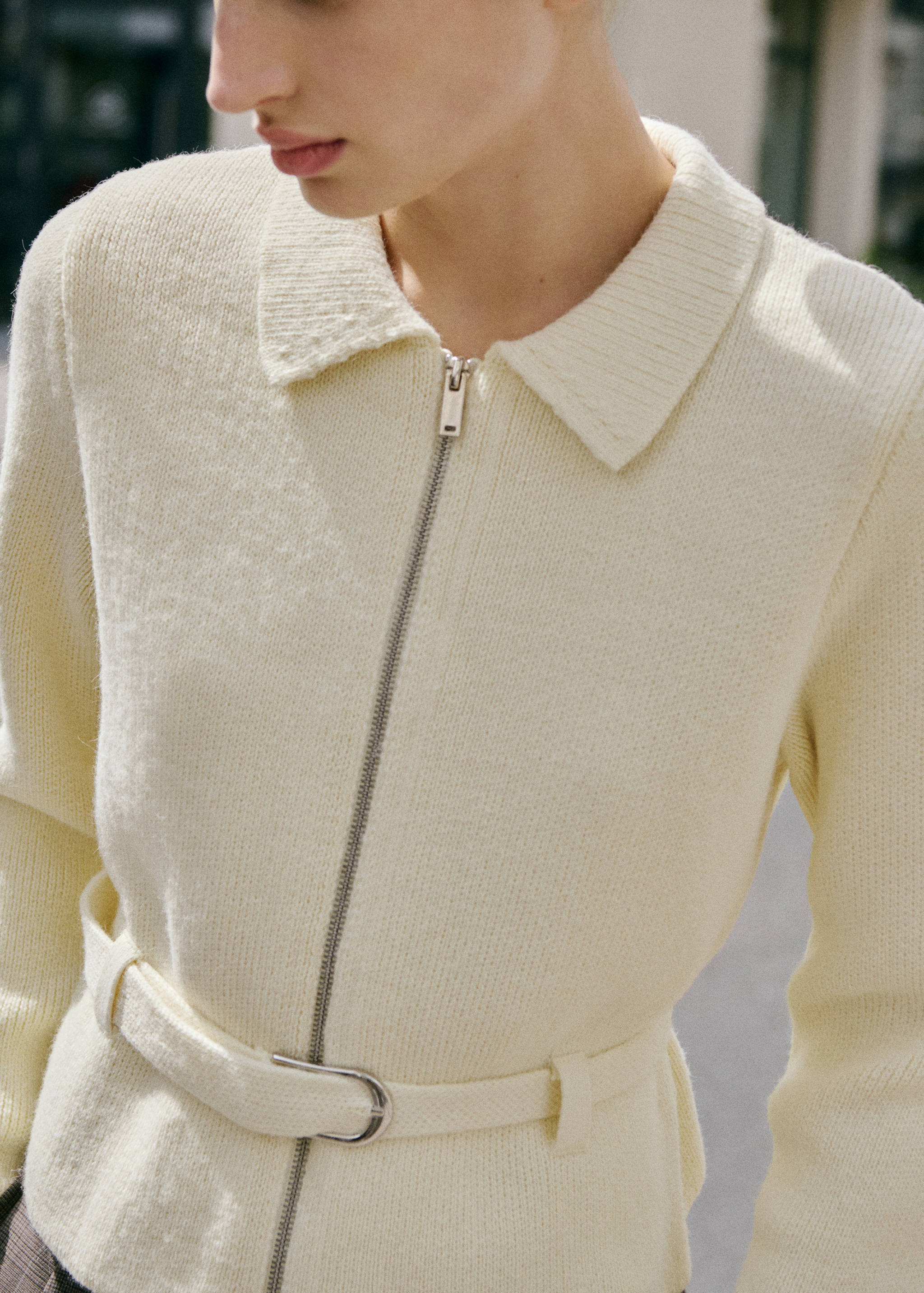 Casaco de malha com cinto e fivela - Plano médio