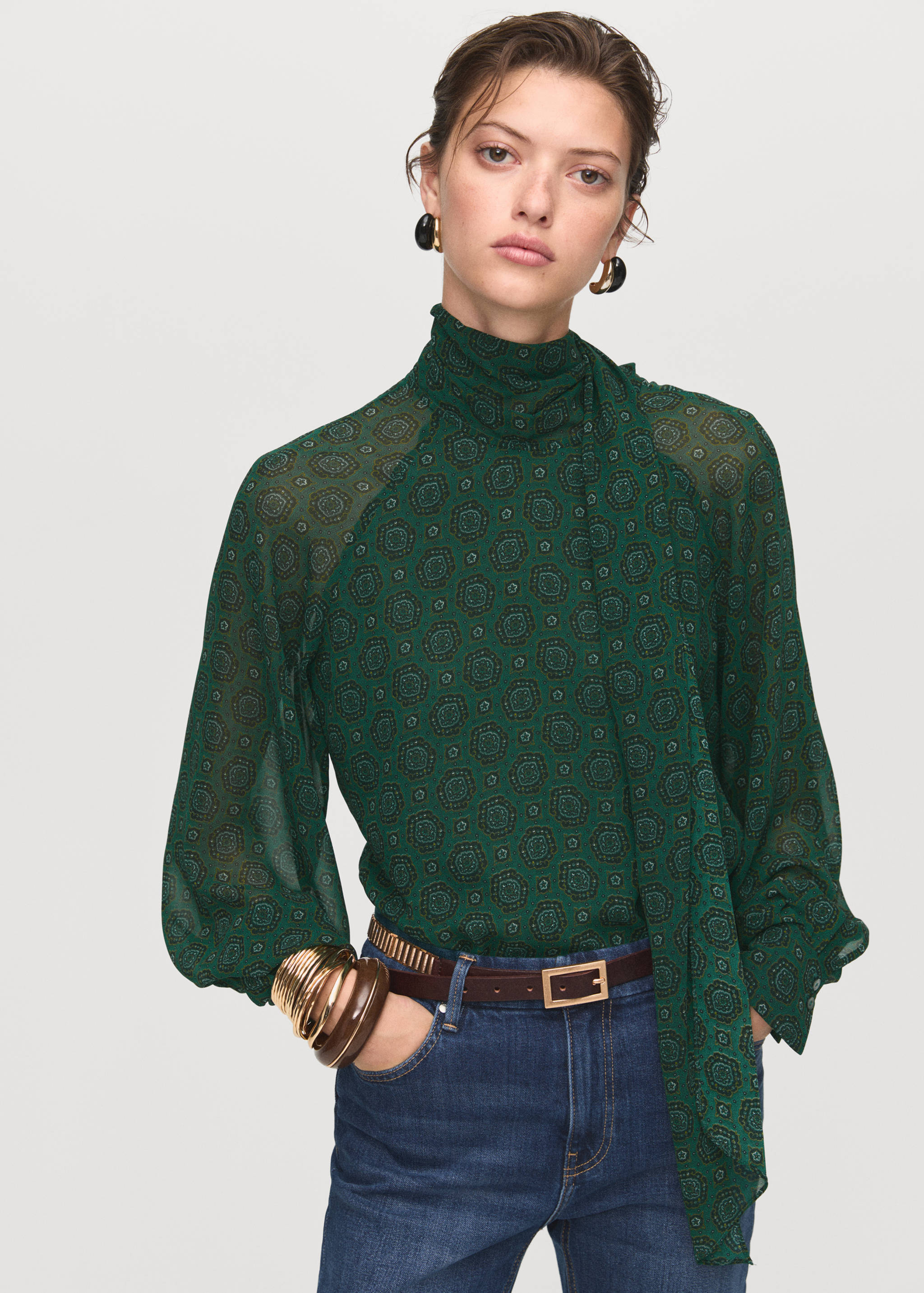 Blusa estampada com fecho de laço - Plano médio