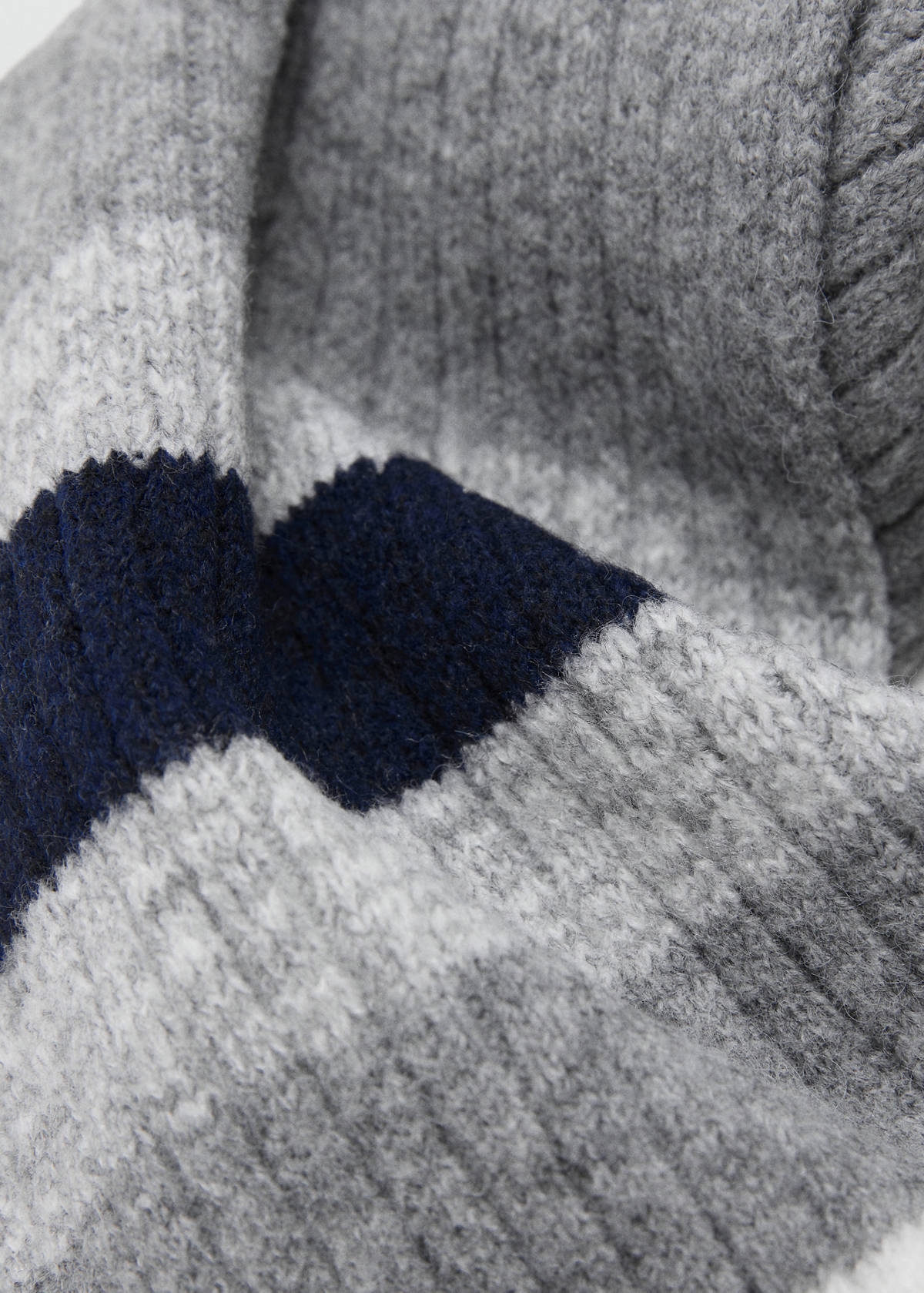 Striped knit scarf — Grey