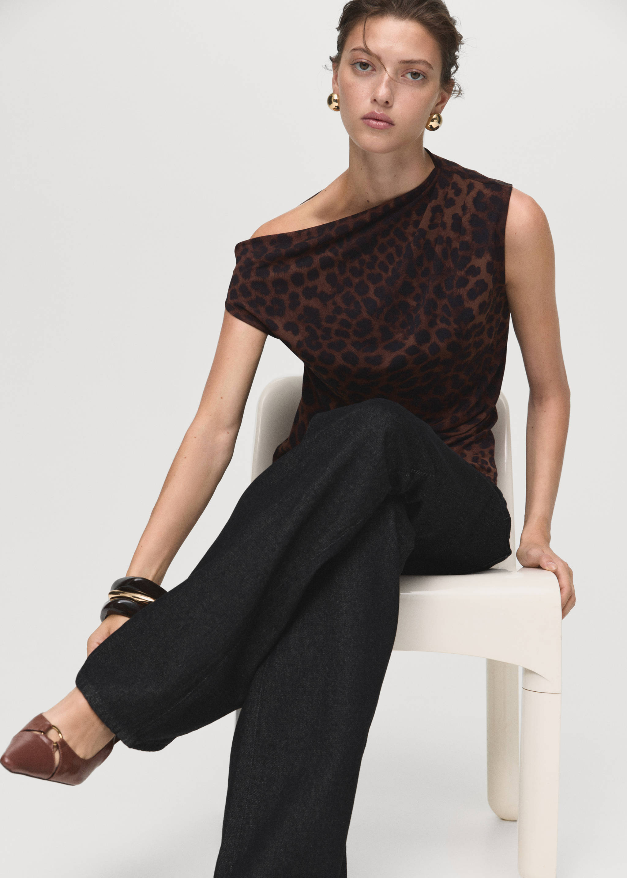Leopard-print top with asymmetrical collar - Details of the article 2
