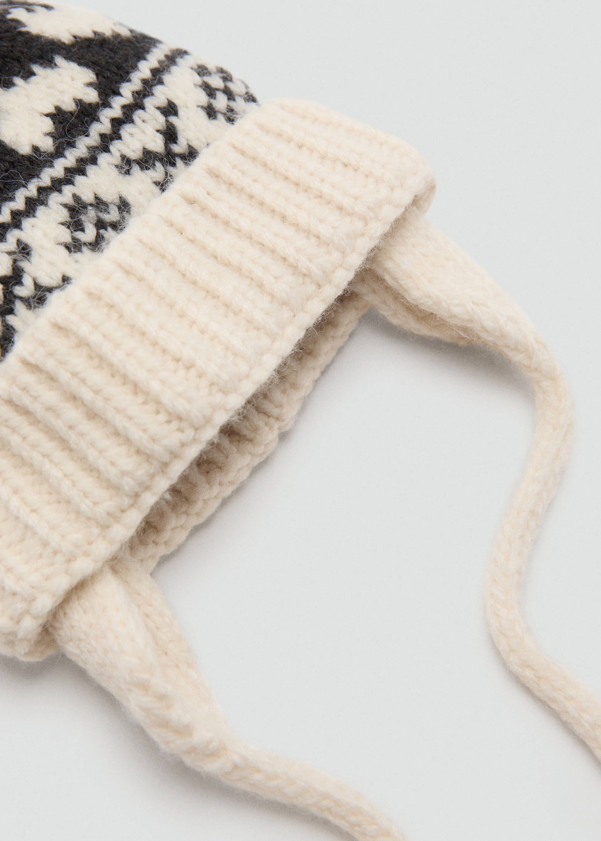 Bonnet en maille à pompon - Plan moyen