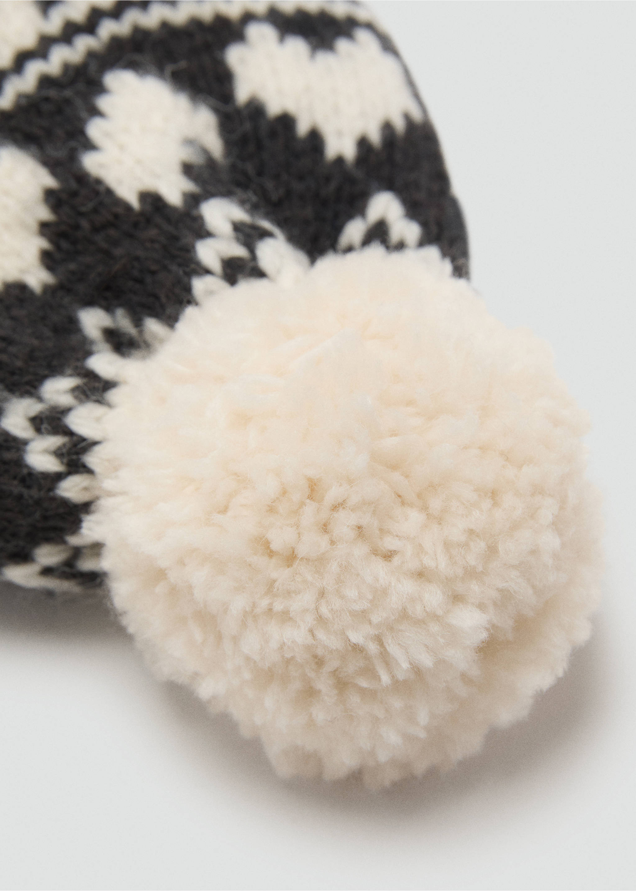 Knitted bobble hat - Details of the article 1, Sand. Ref: 17056347-00.