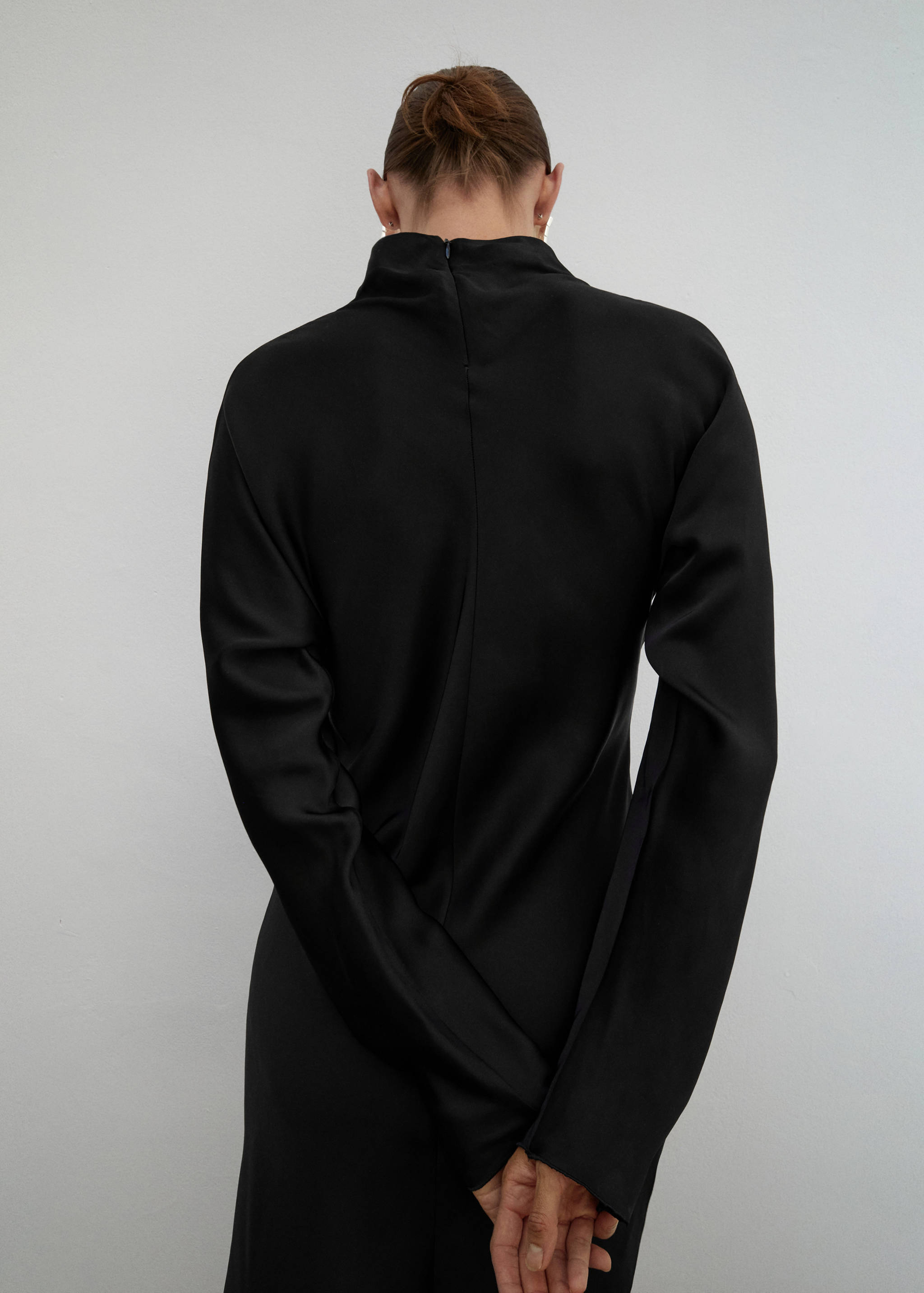 Asymmetrical satin-finish dress with asymmetrical hem - Reverse of the article