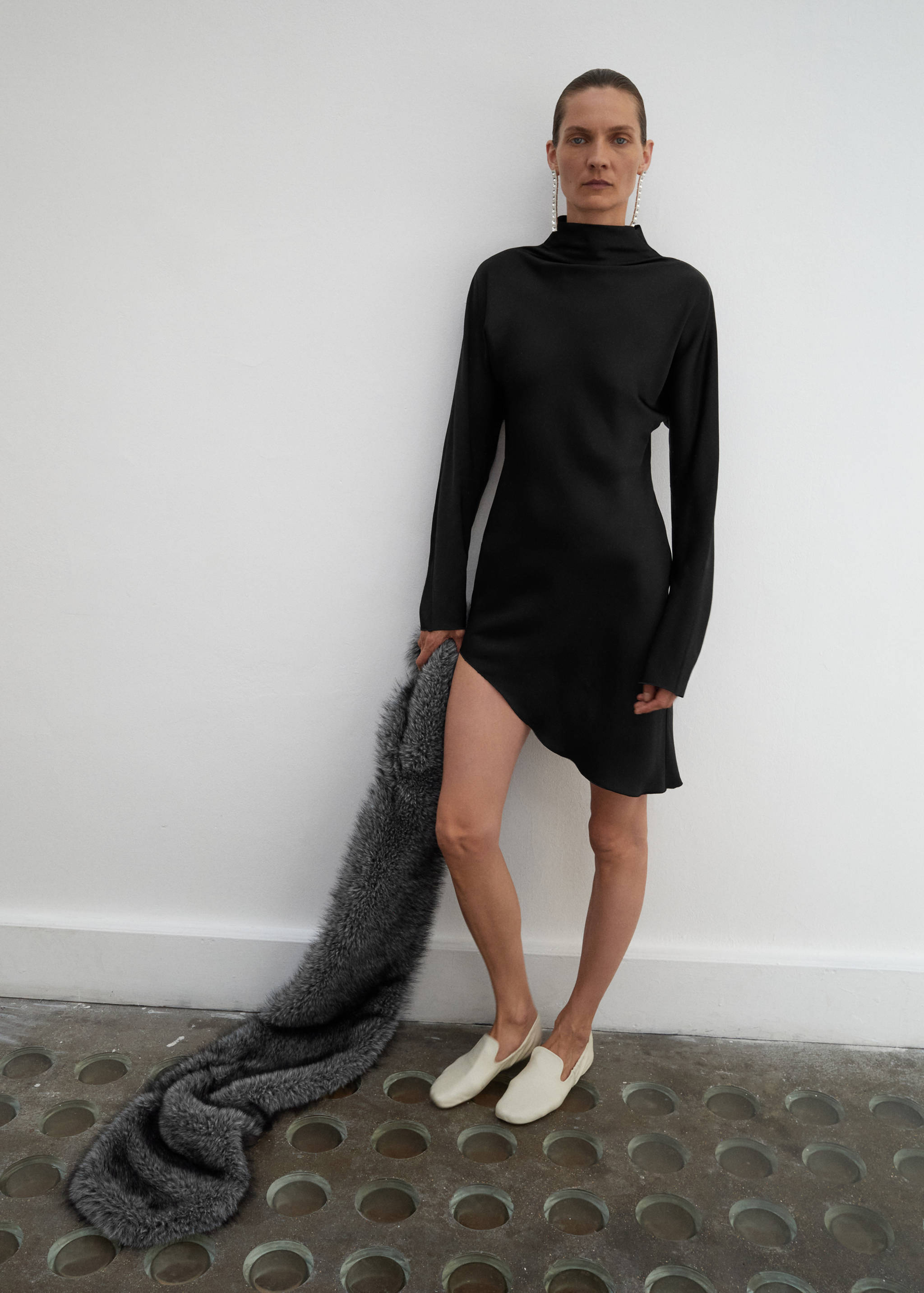 Asymmetrical satin-finish dress with asymmetrical hem - Details of the article 2