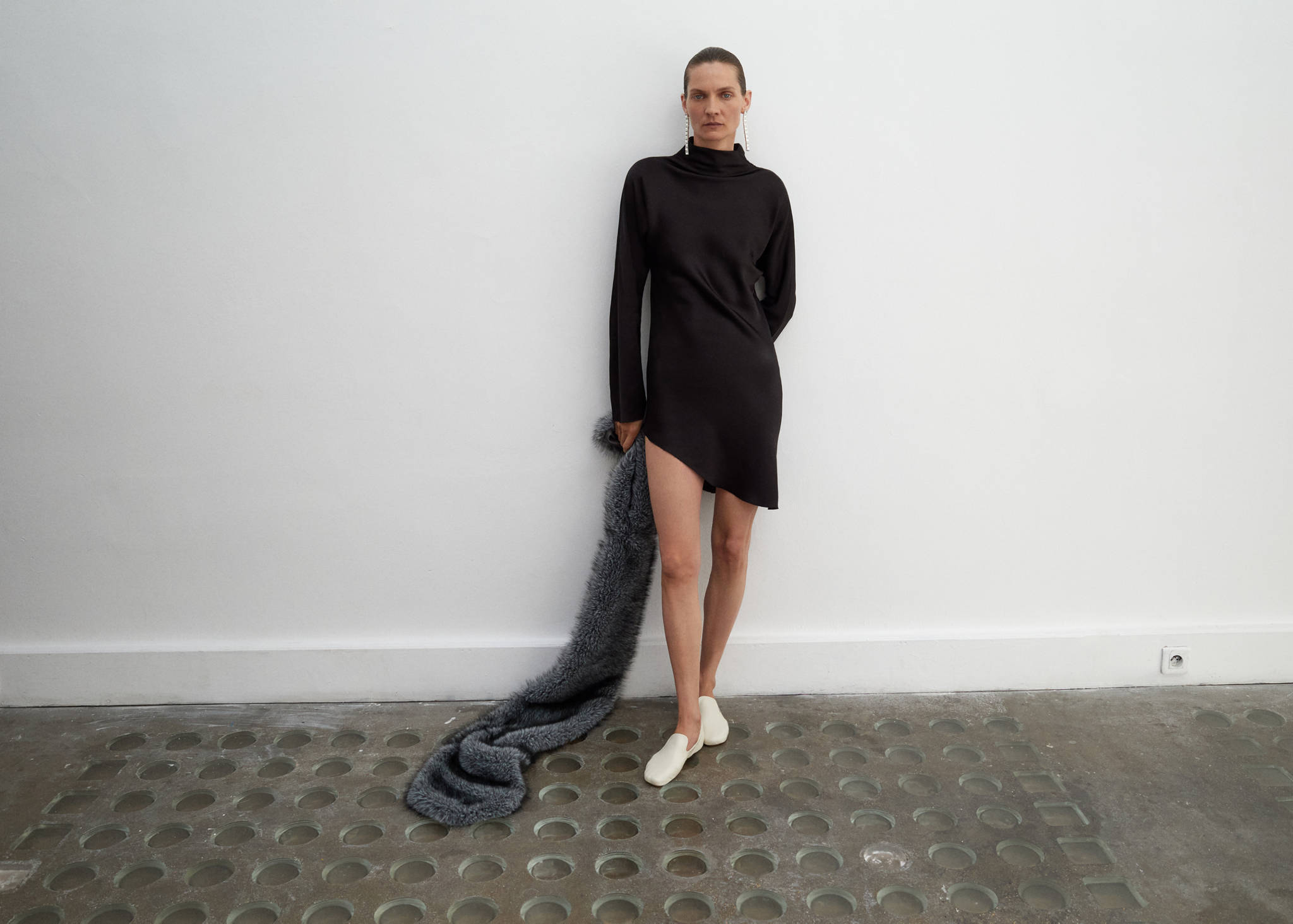 Asymmetrical satin-finish dress with asymmetrical hem - Panoramic plane