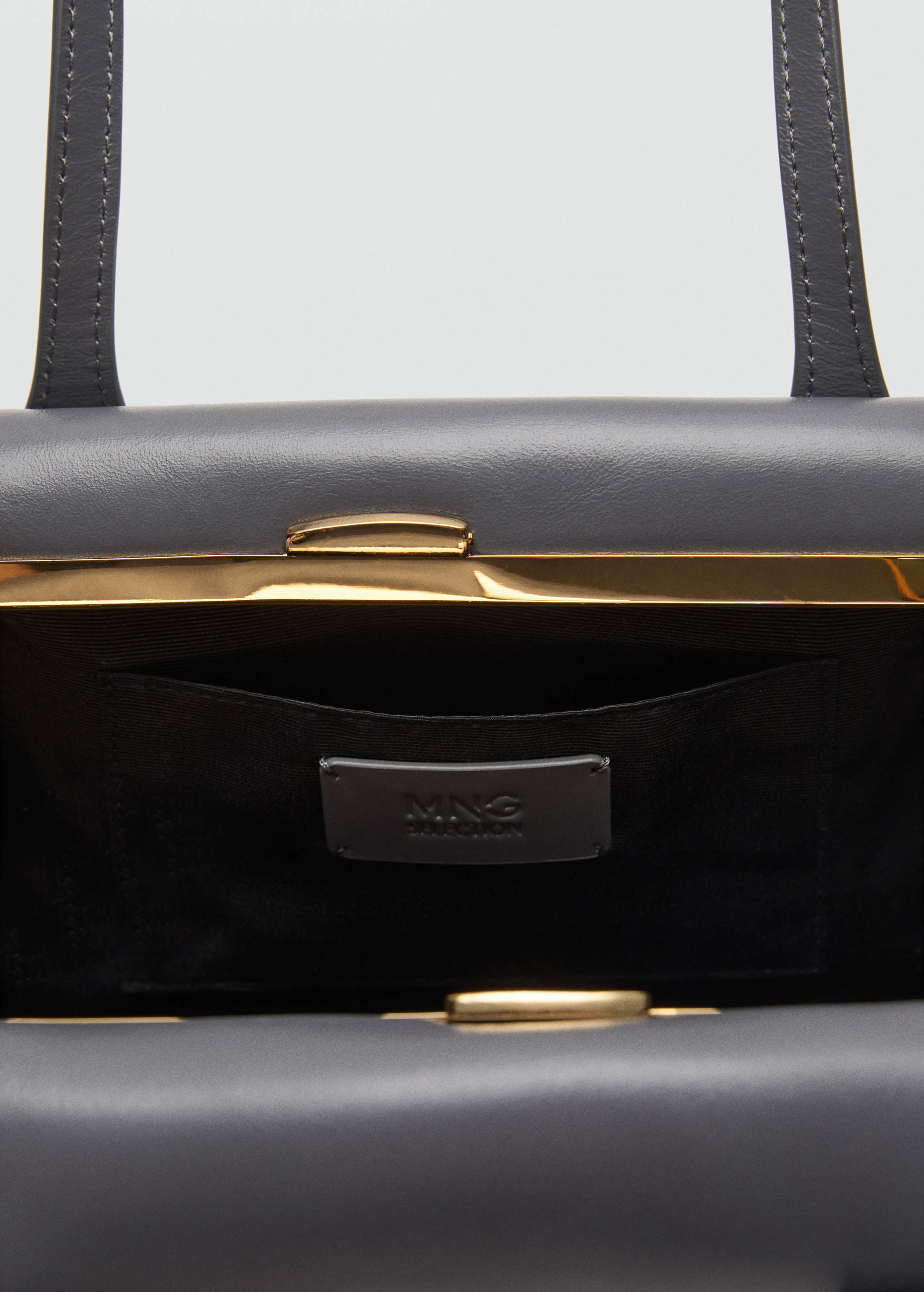 Quilted leather shoulder bag - Details of the article 2