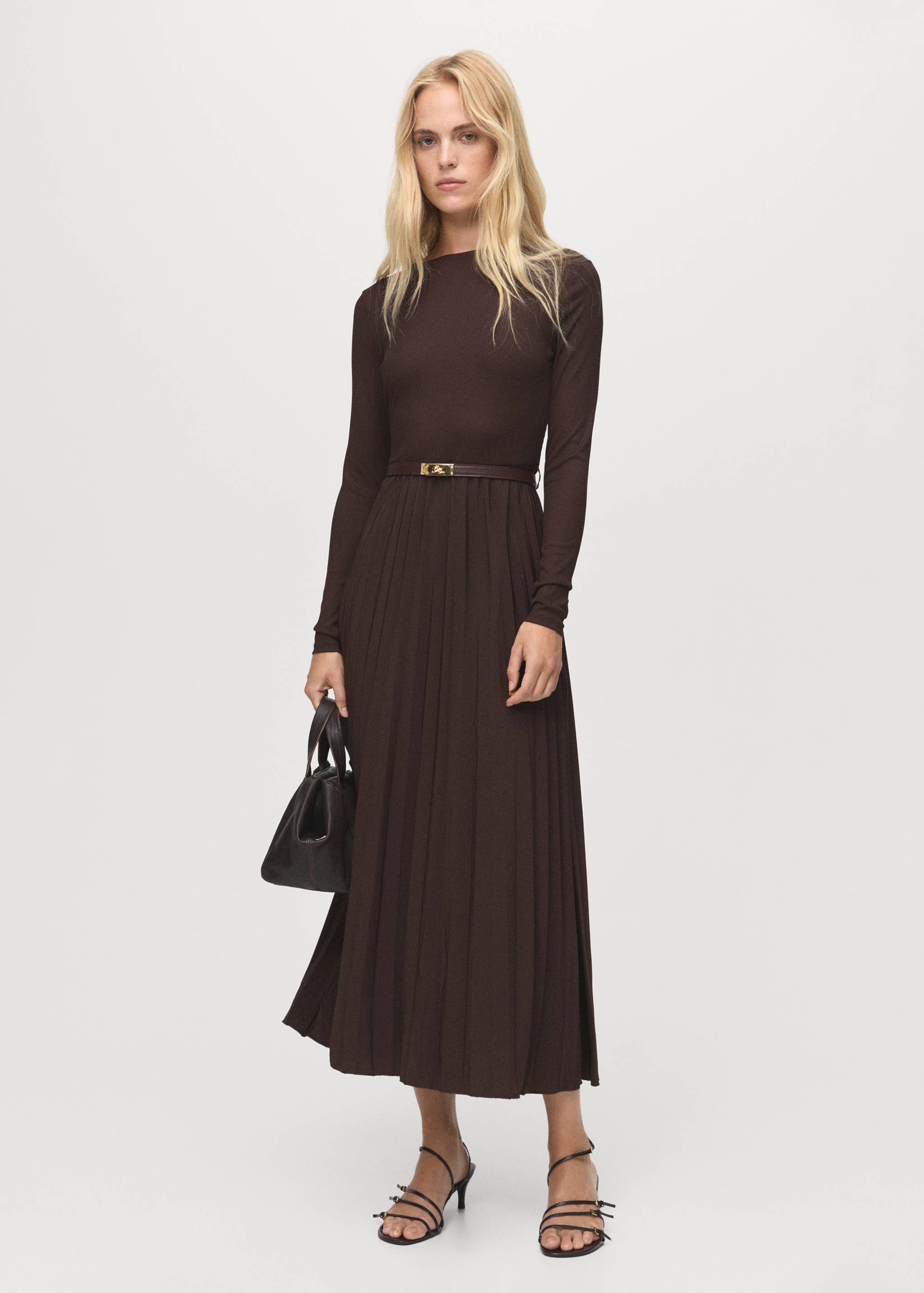 Robe plissée combinée avec ceinture - Plan général