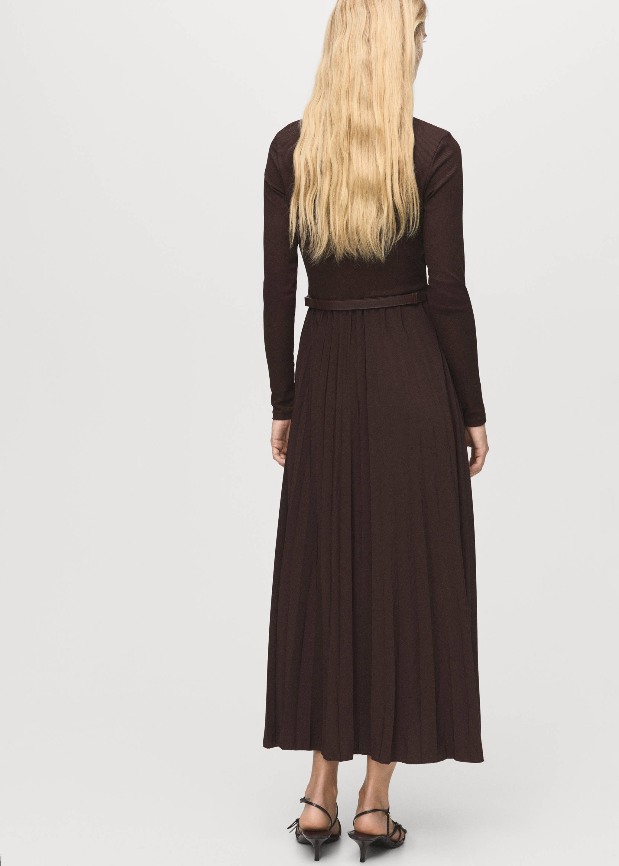 Robe plissée combinée avec ceinture - Verso de l’article