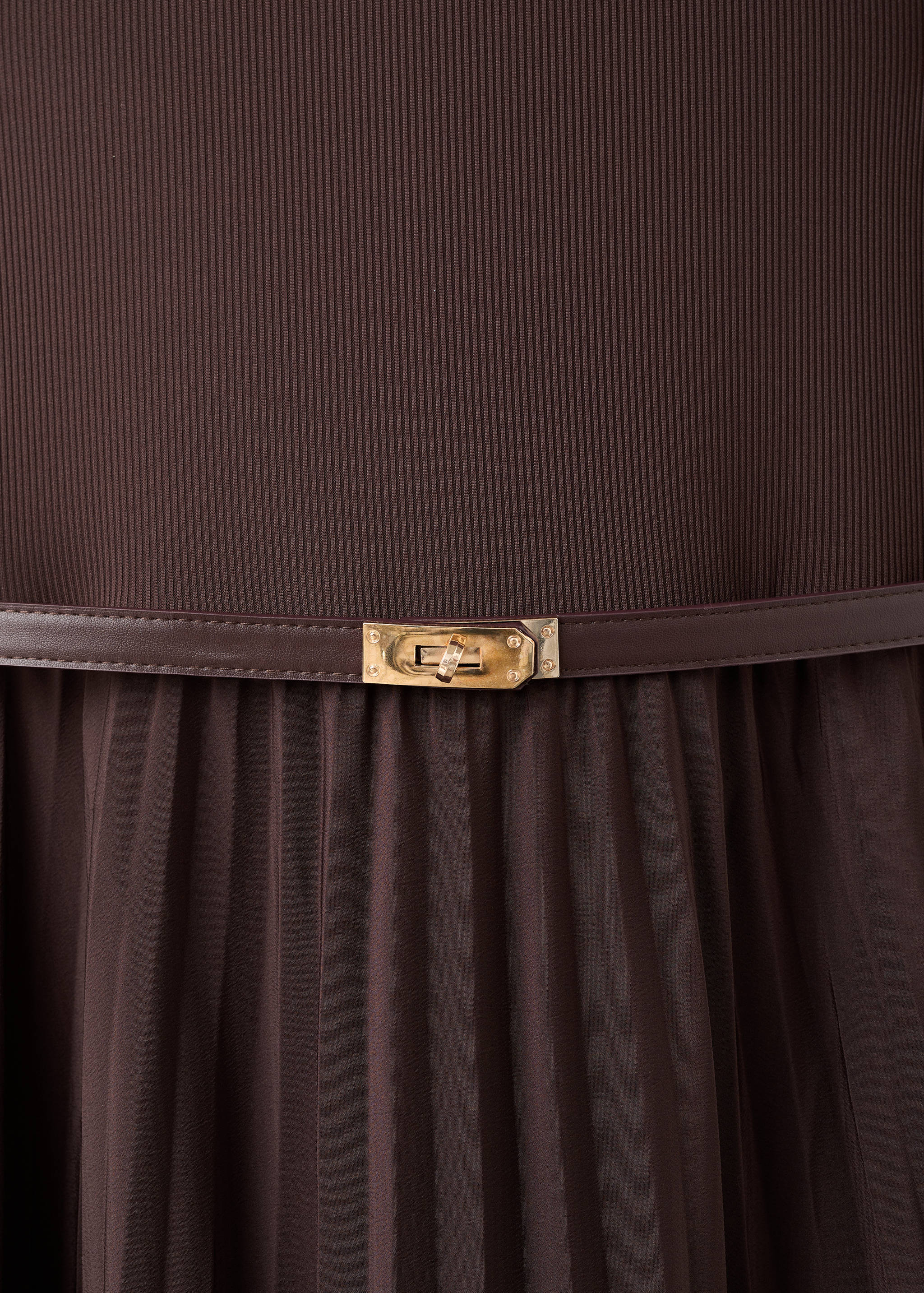 Robe plissée combinée avec ceinture - Détail de l'article 8