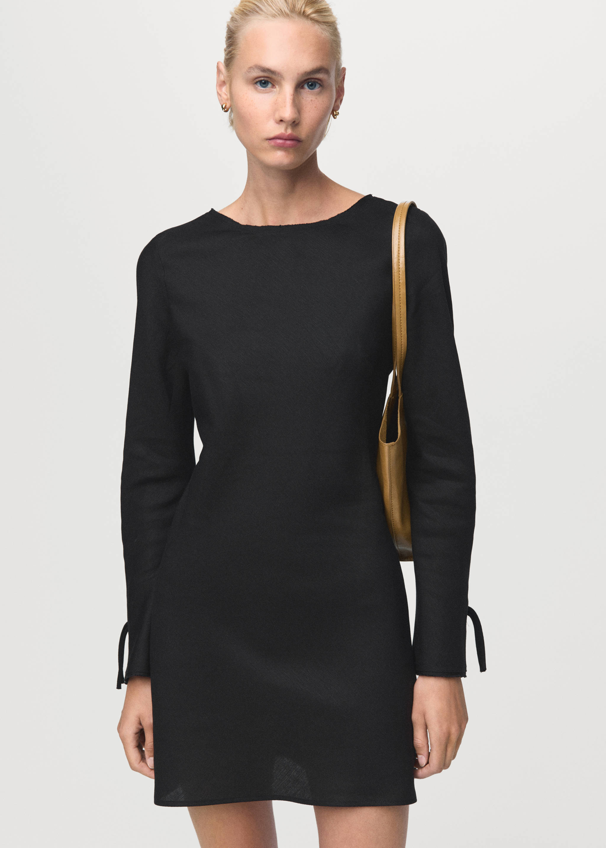 Vestido de linho com abertura nas costas - Plano médio