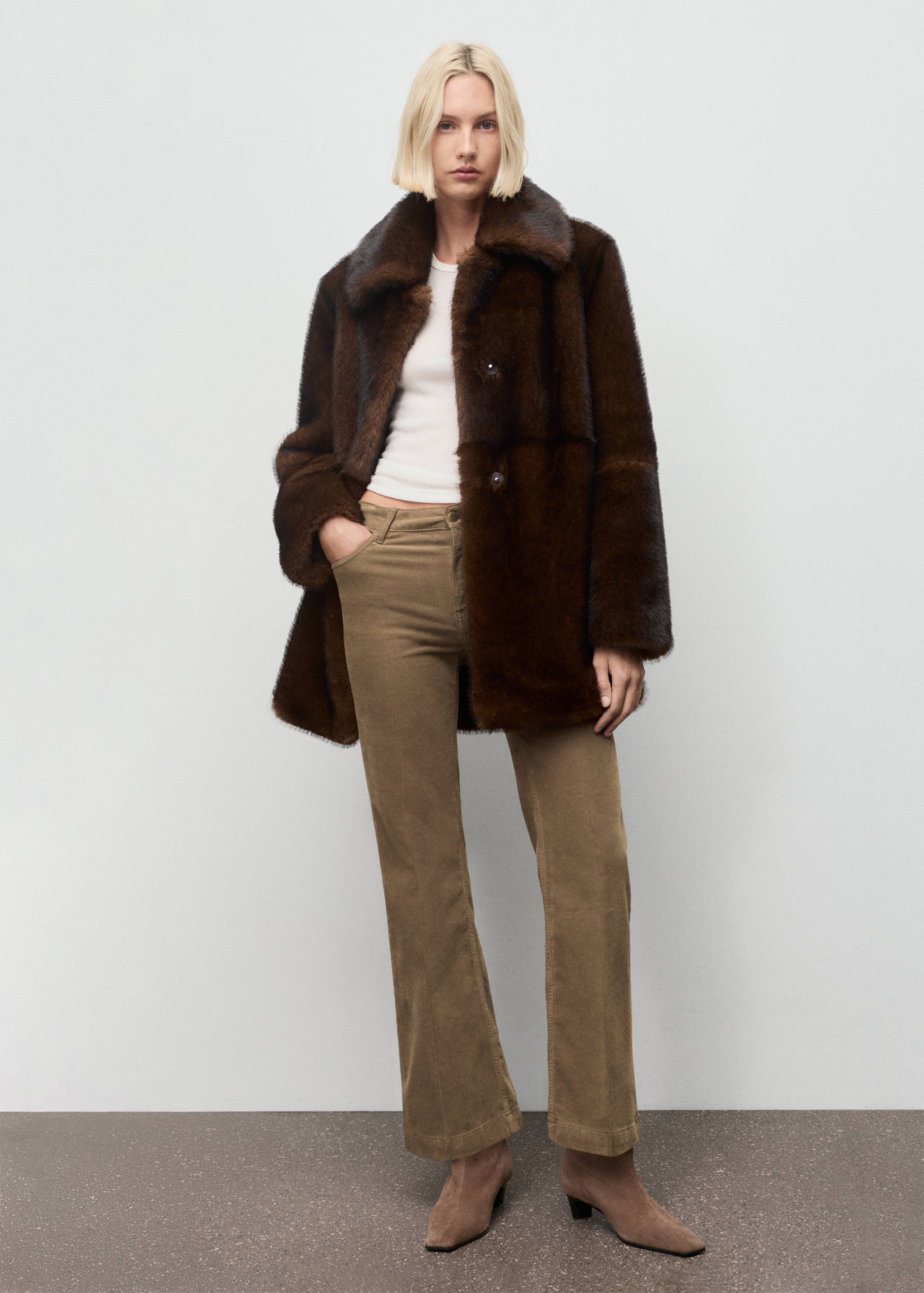 Calças de ganga flare de bombazina - Plano geral