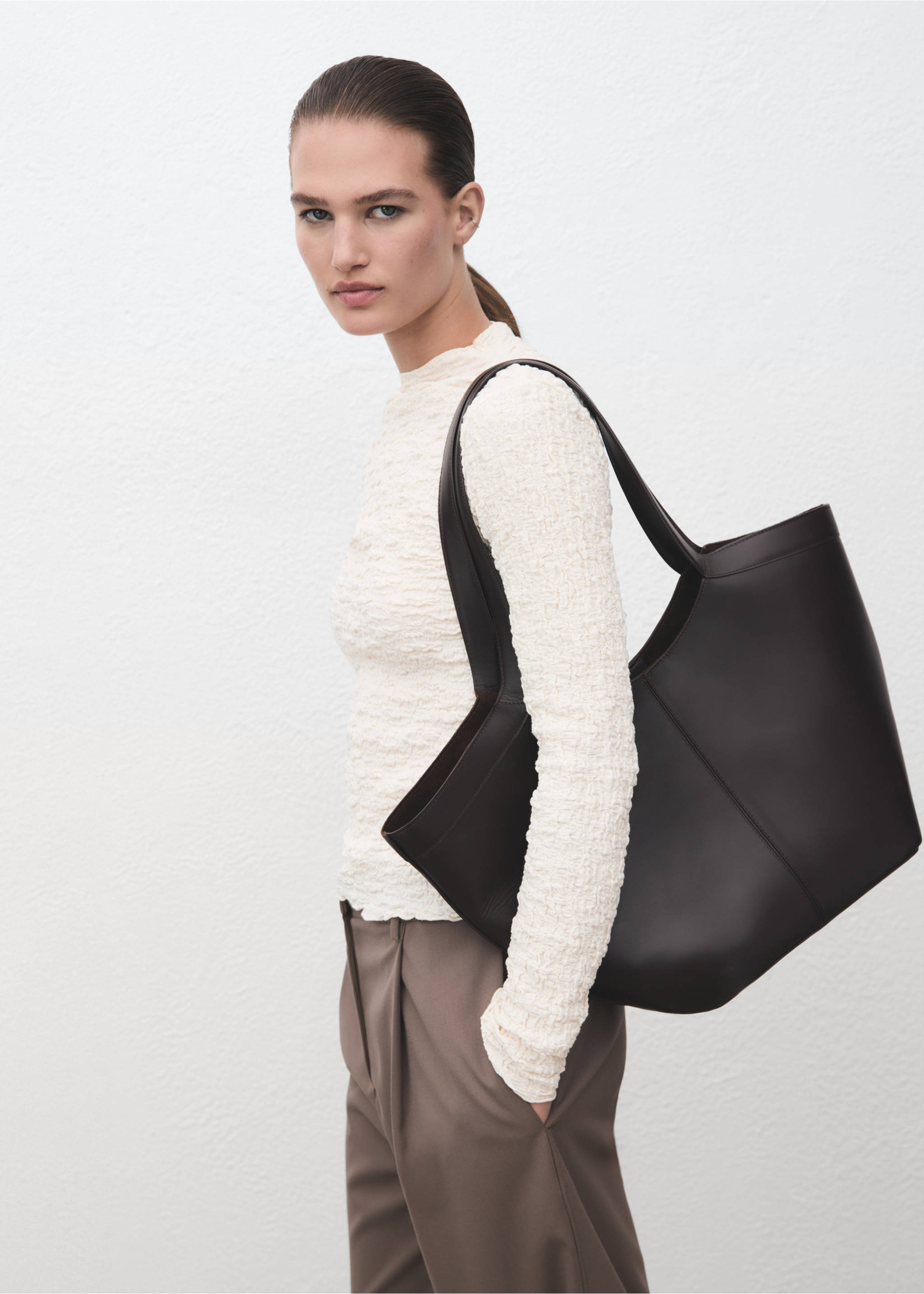 Textured crepe top - Details of the article 2, Ecru. Ref: 17057793-00.