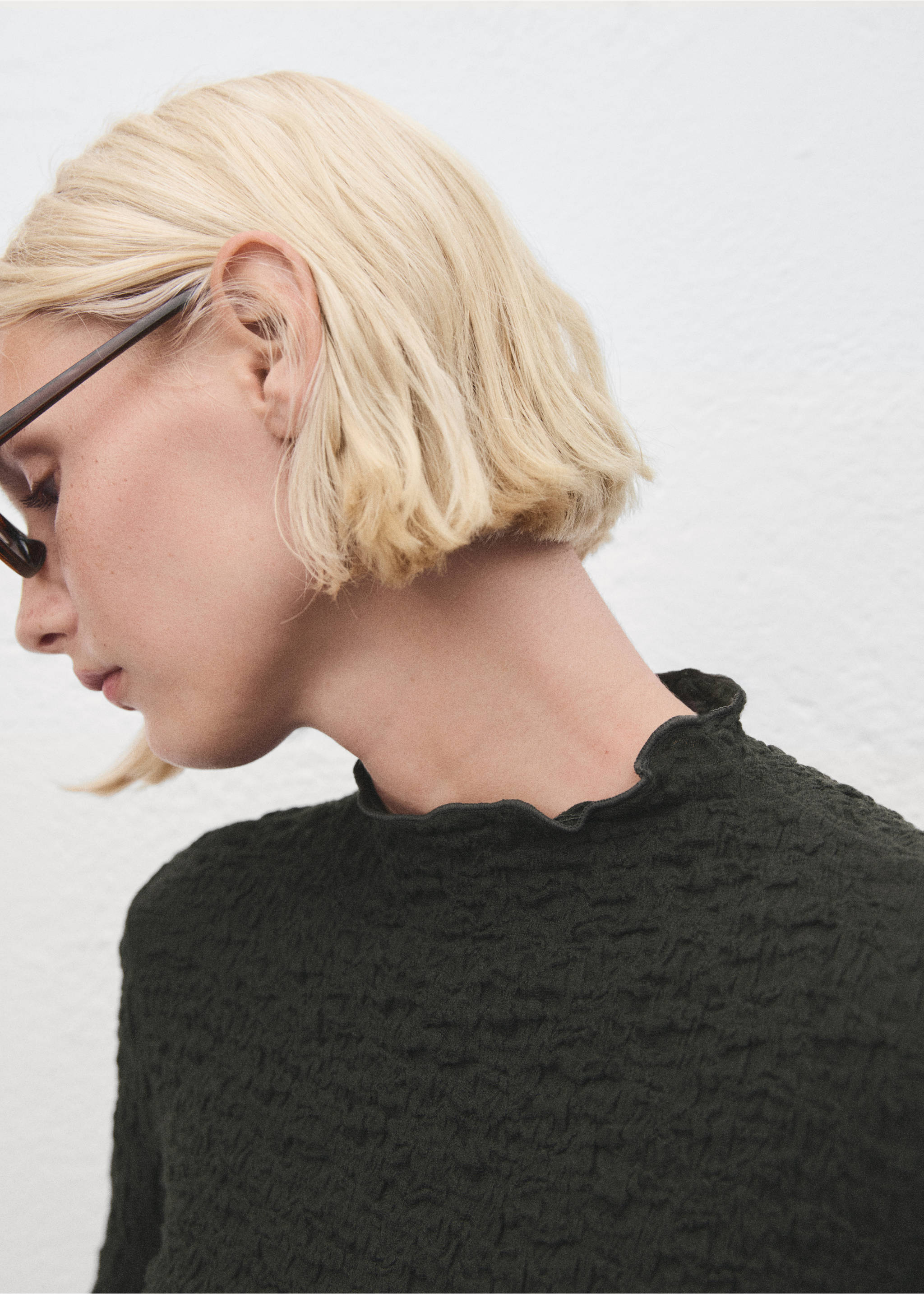 Textured crepe top - Details of the article 1, Khaki. Ref: 17057793-00.