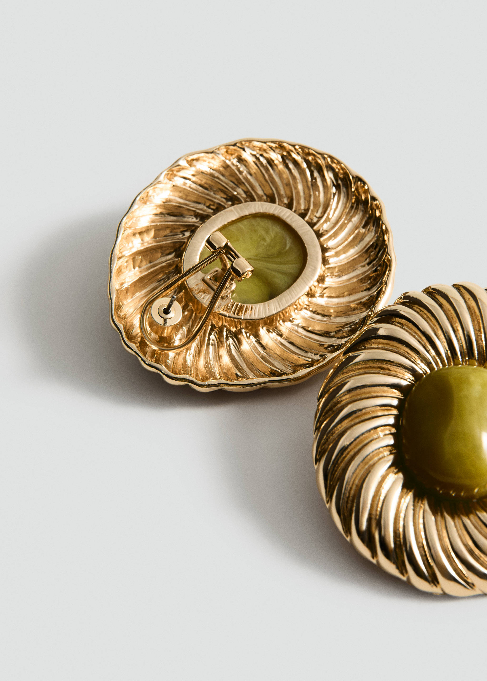 Cercei din rășină combinați cu textură - Plan mediu