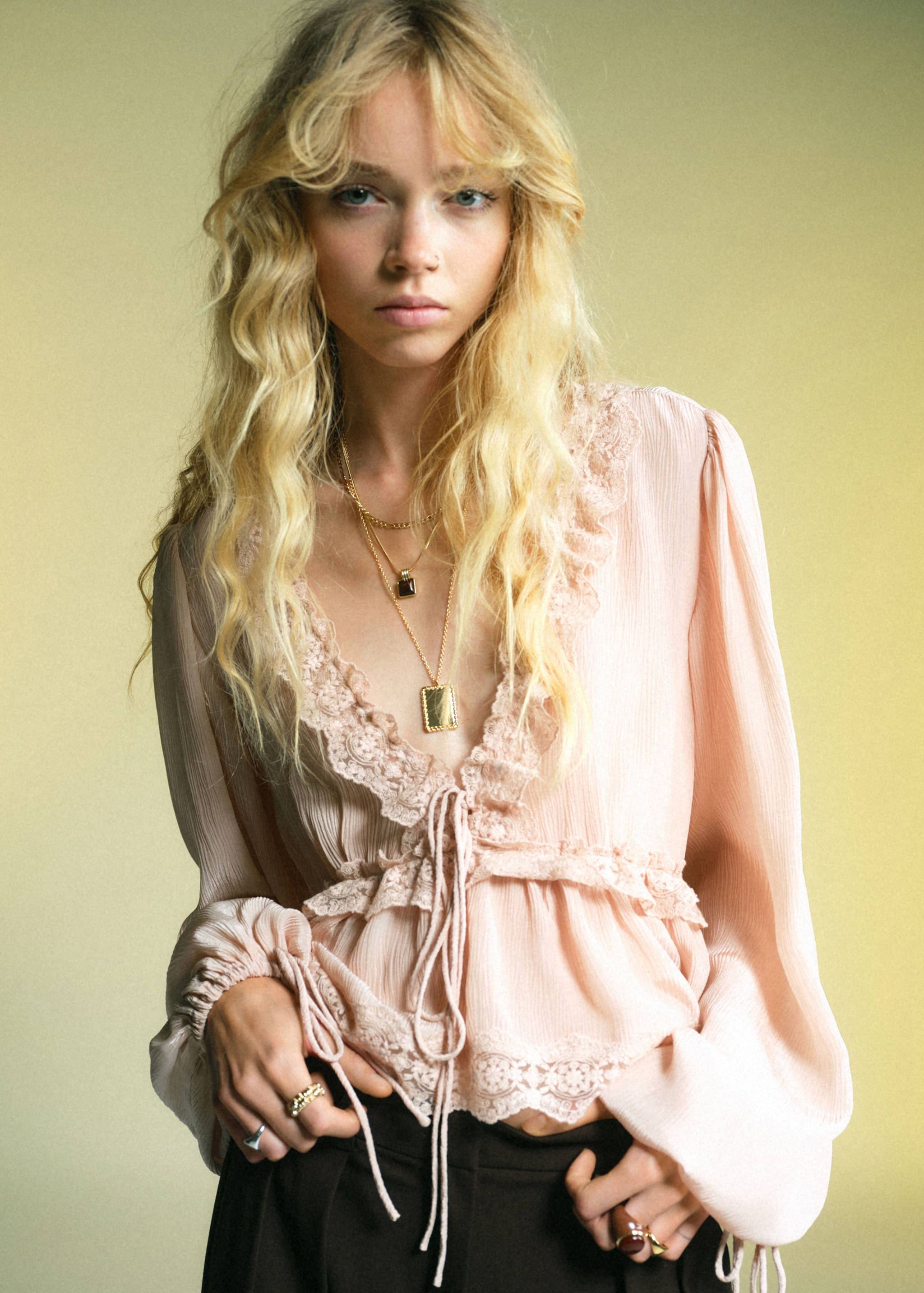 V-neck blouse with lace trim - Medium plane