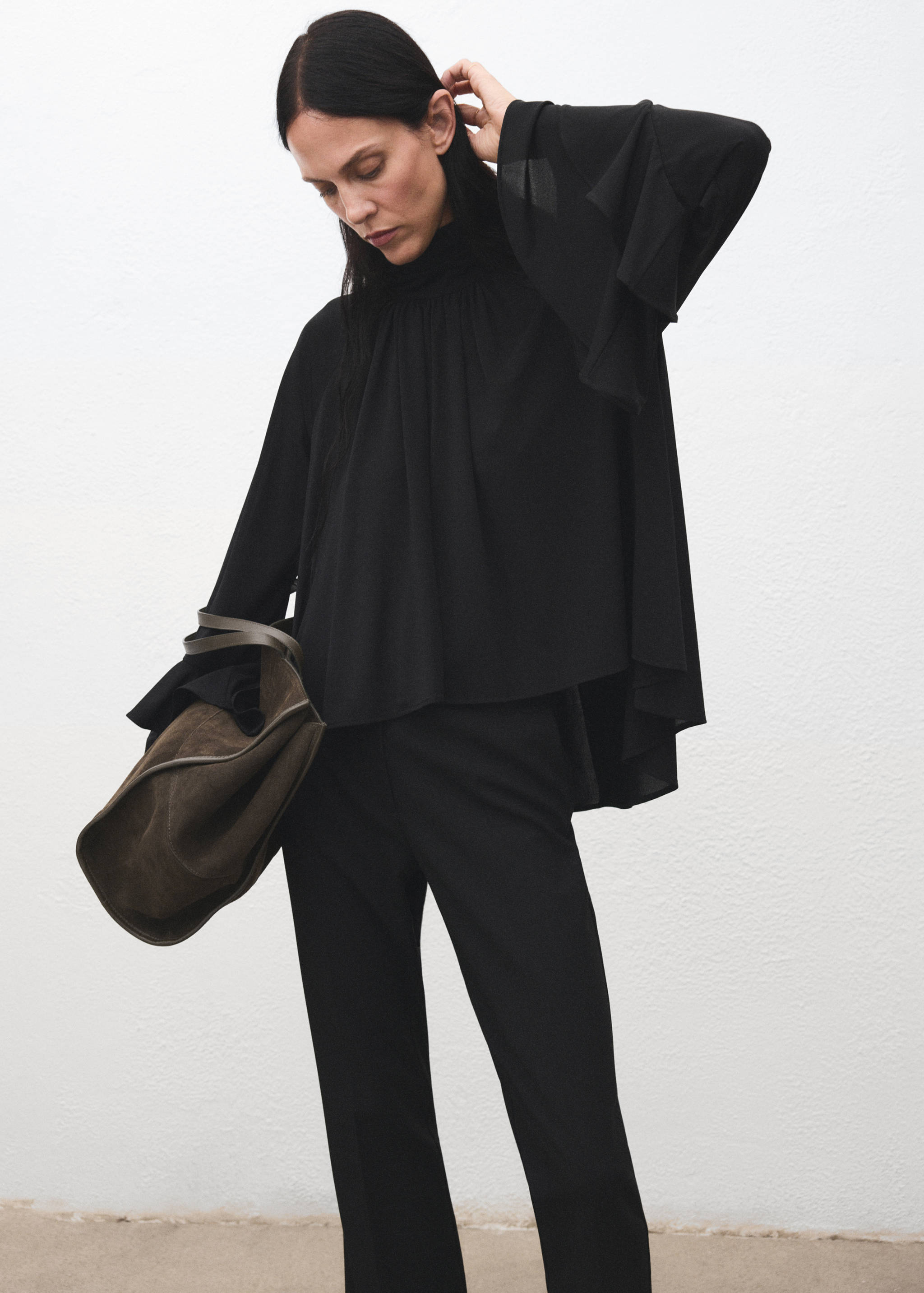 Blouse with flared sleeves and ruffles - Details of the article 2