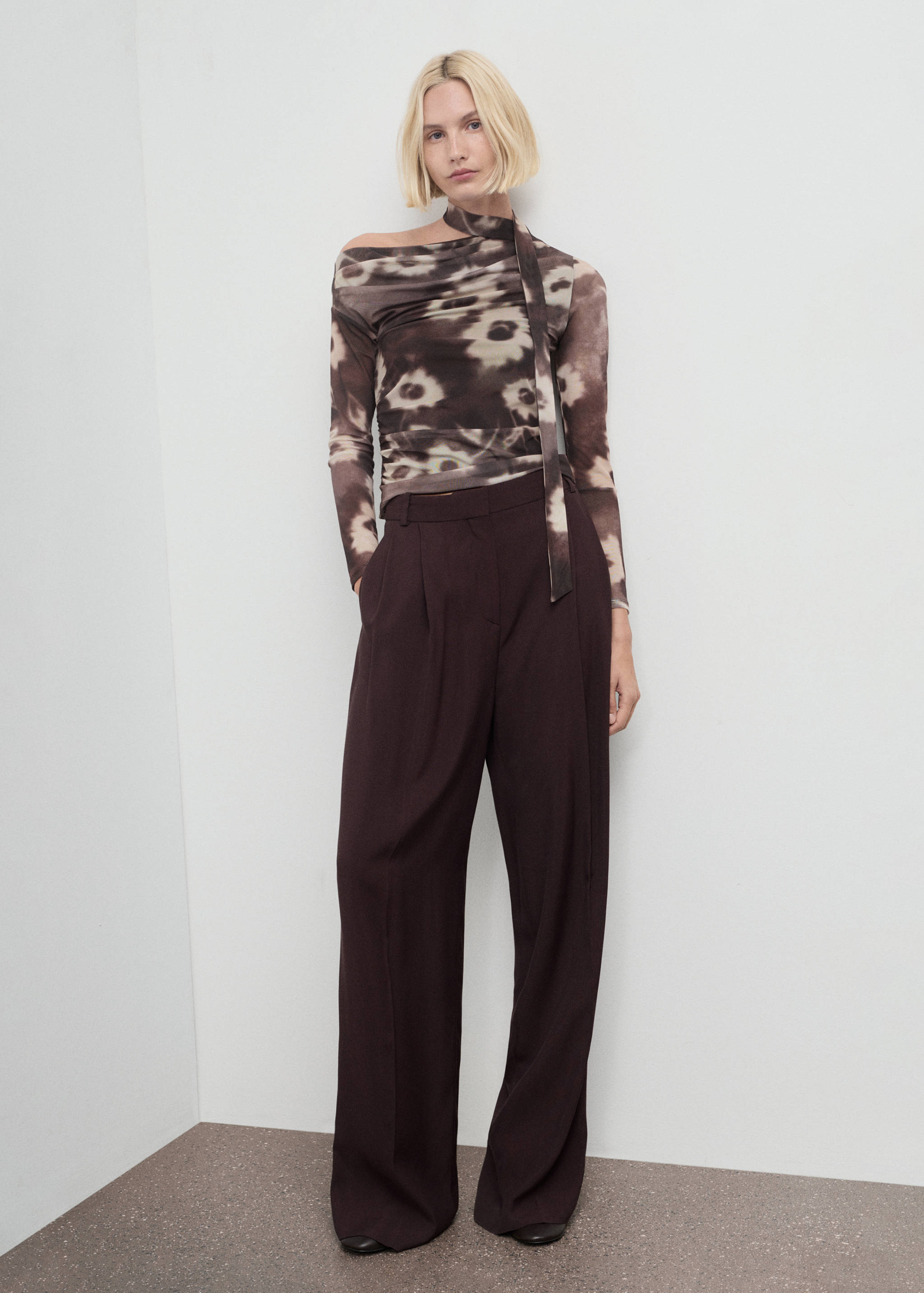 Футболка с цветочным принтом и шарфом - Общий план