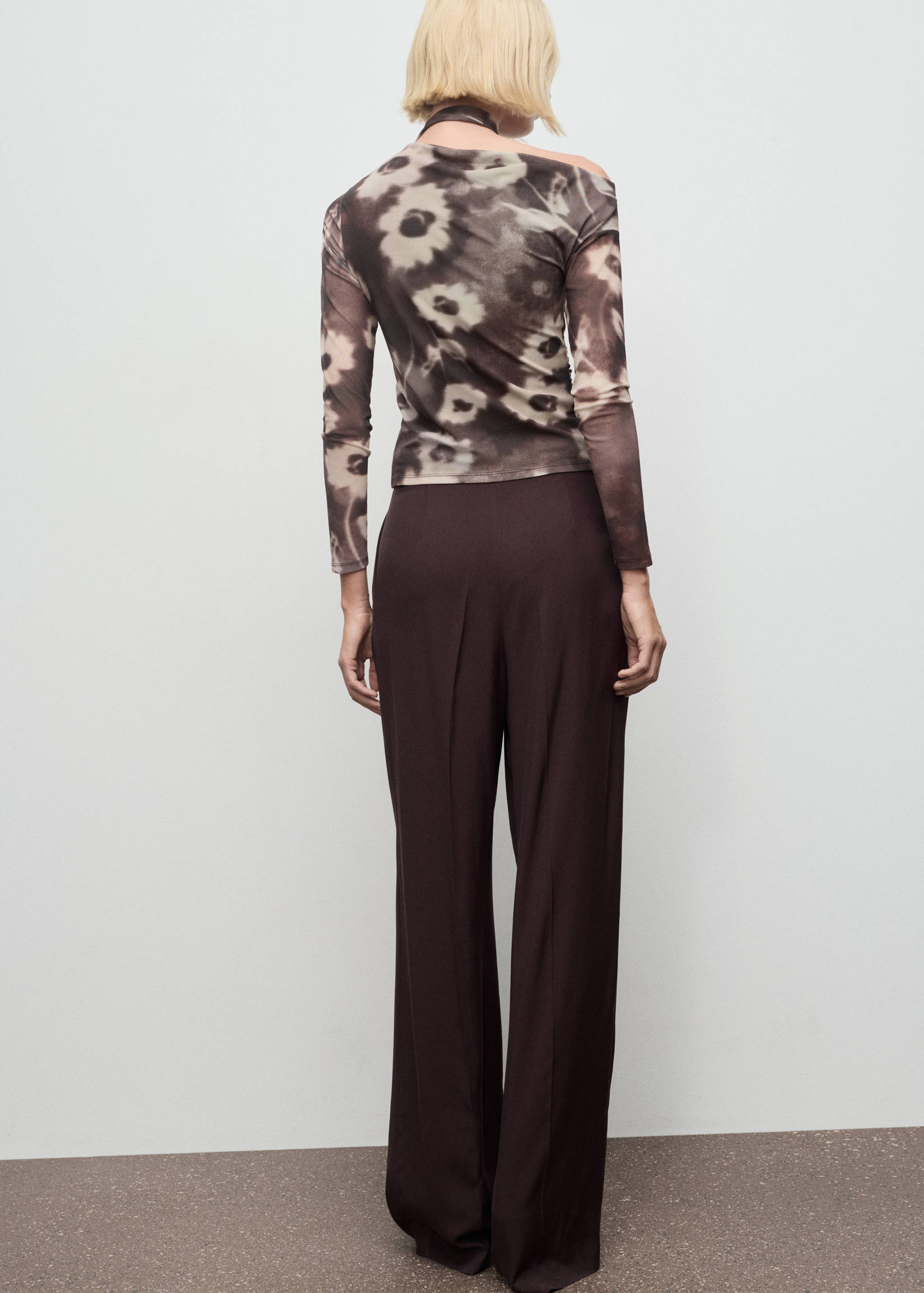 Футболка с цветочным принтом и шарфом - Обратная сторона изделия