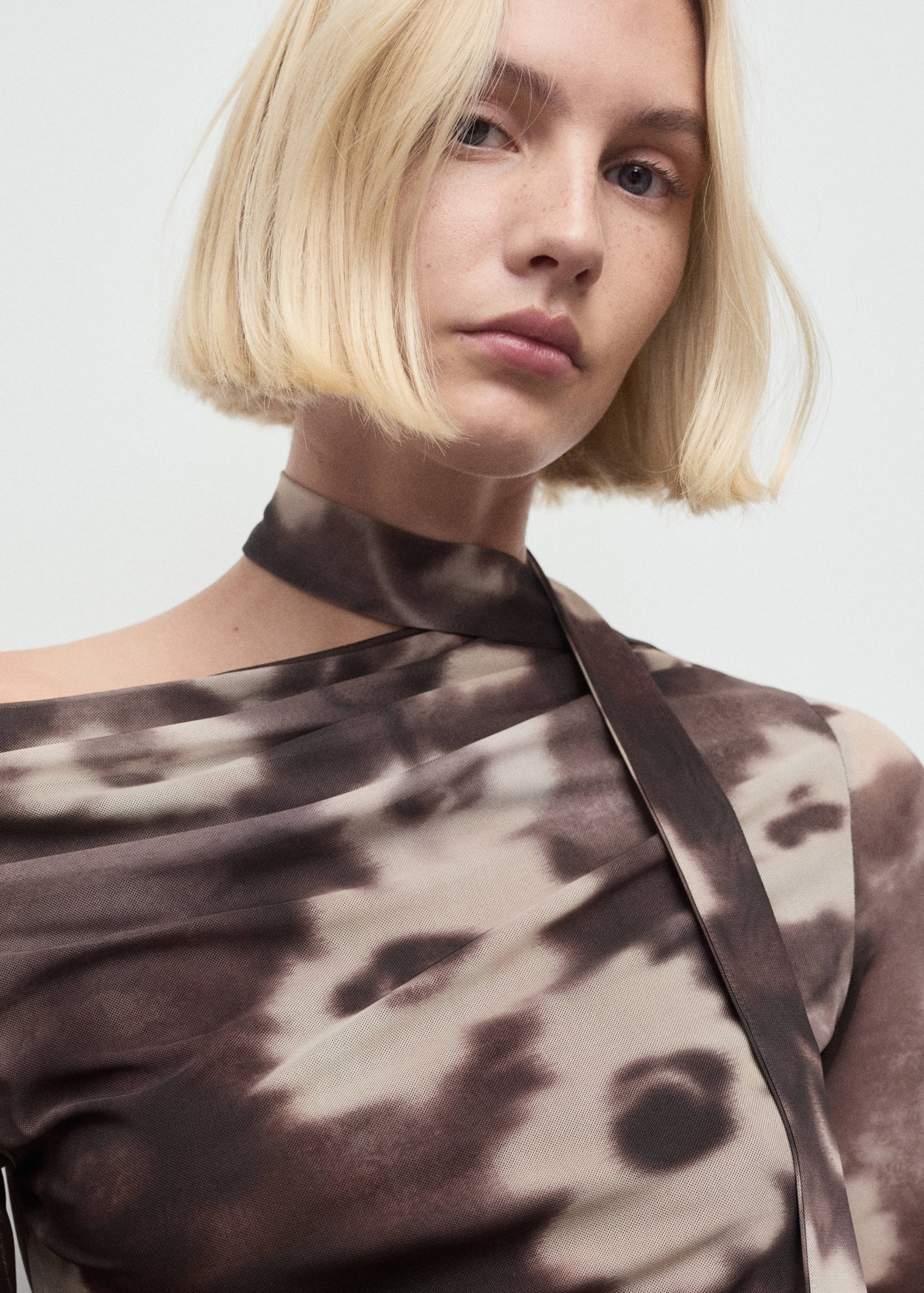 Футболка с цветочным принтом и шарфом - Деталь изделия 1