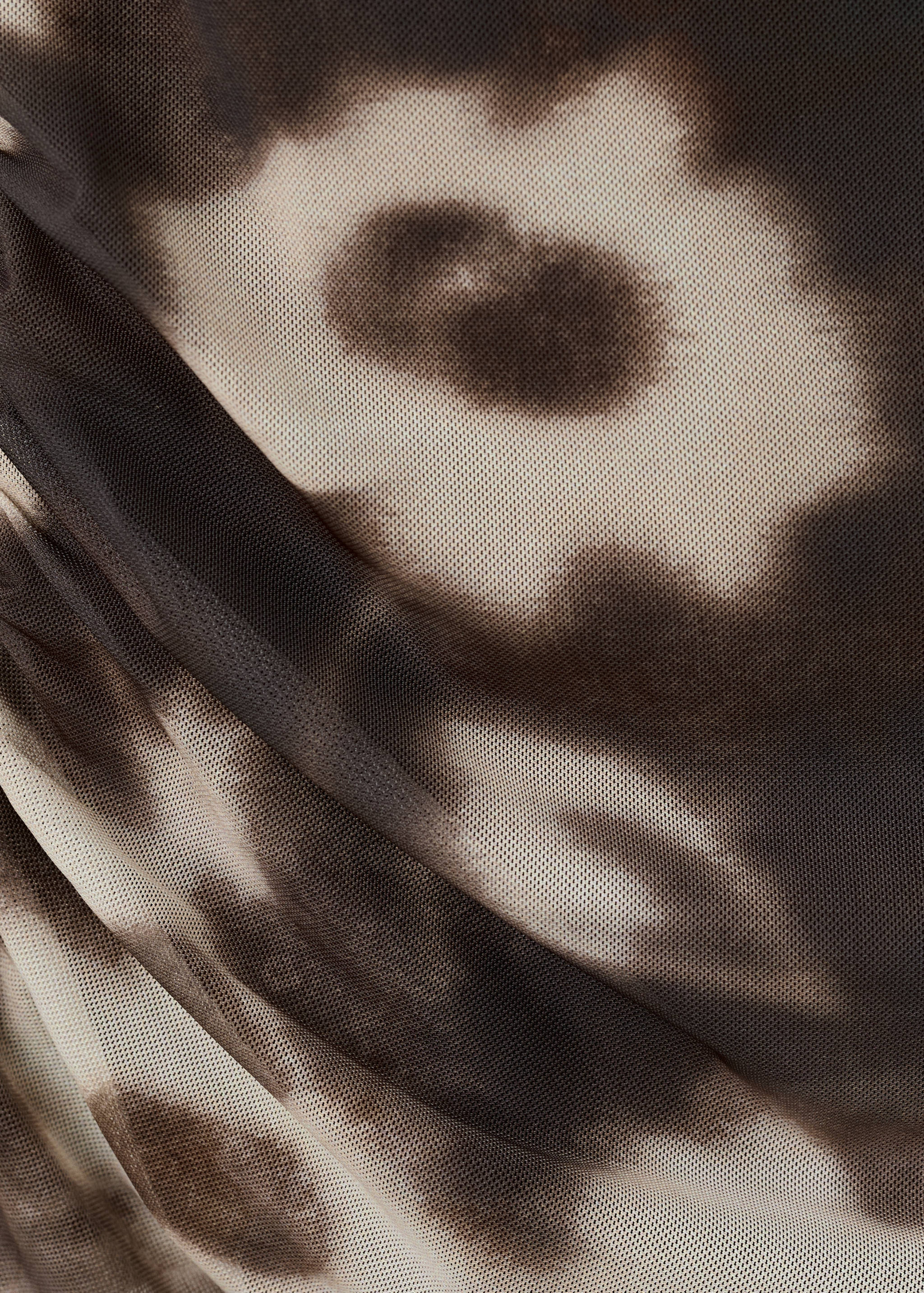 Футболка с цветочным принтом и шарфом - Деталь изделия 0