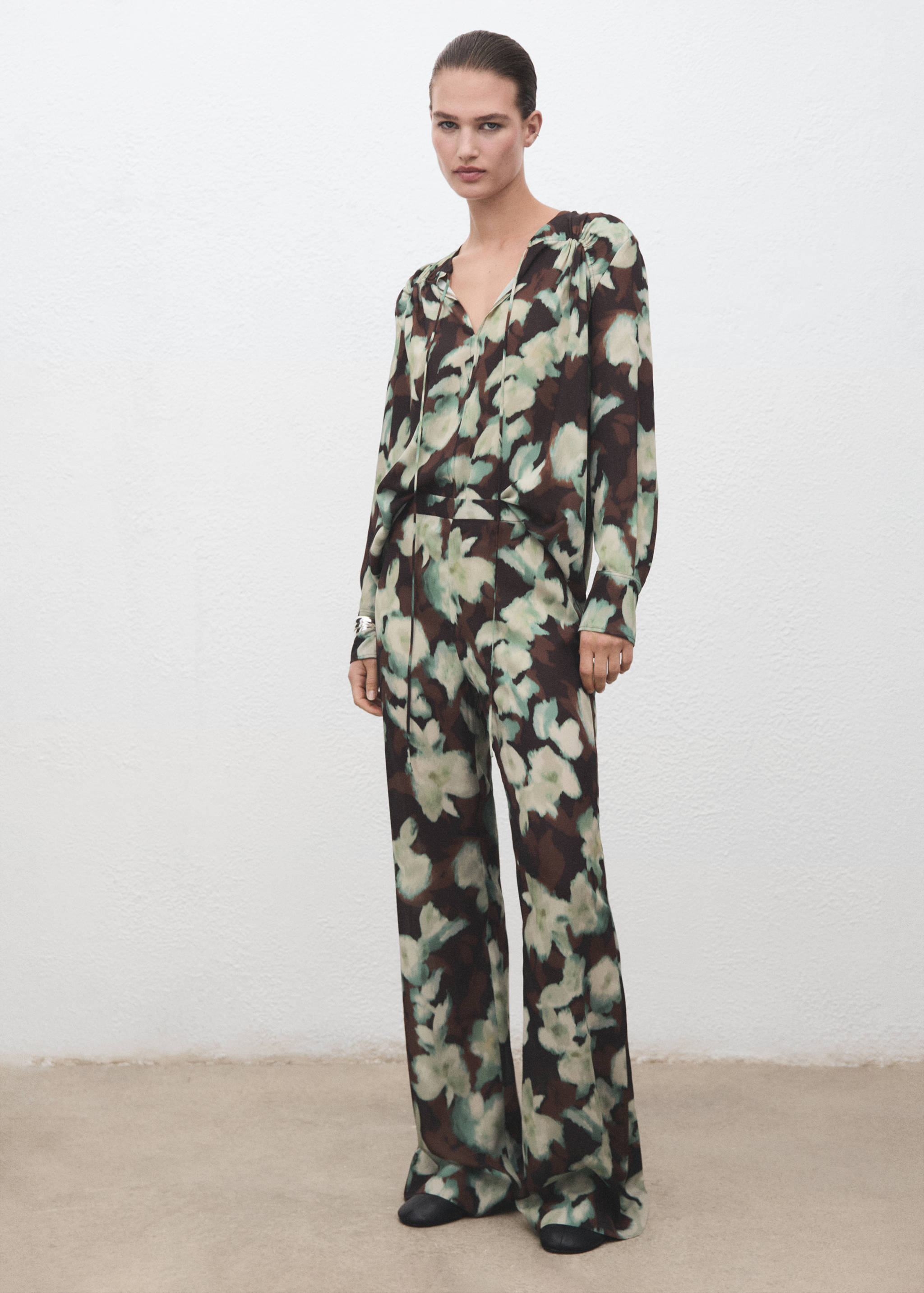 V-neck blouse with tie - General plane