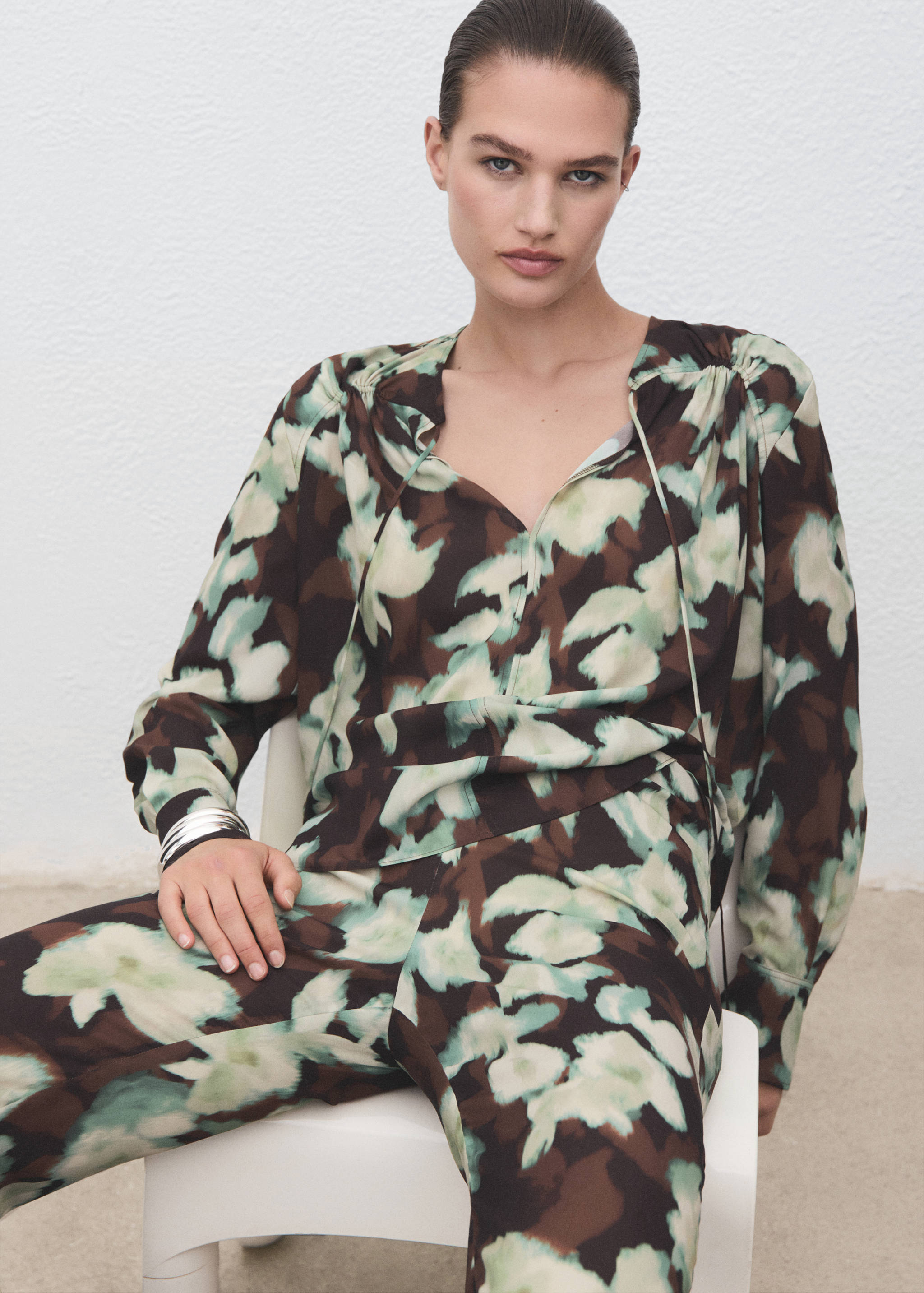 V-neck blouse with tie - Medium plane