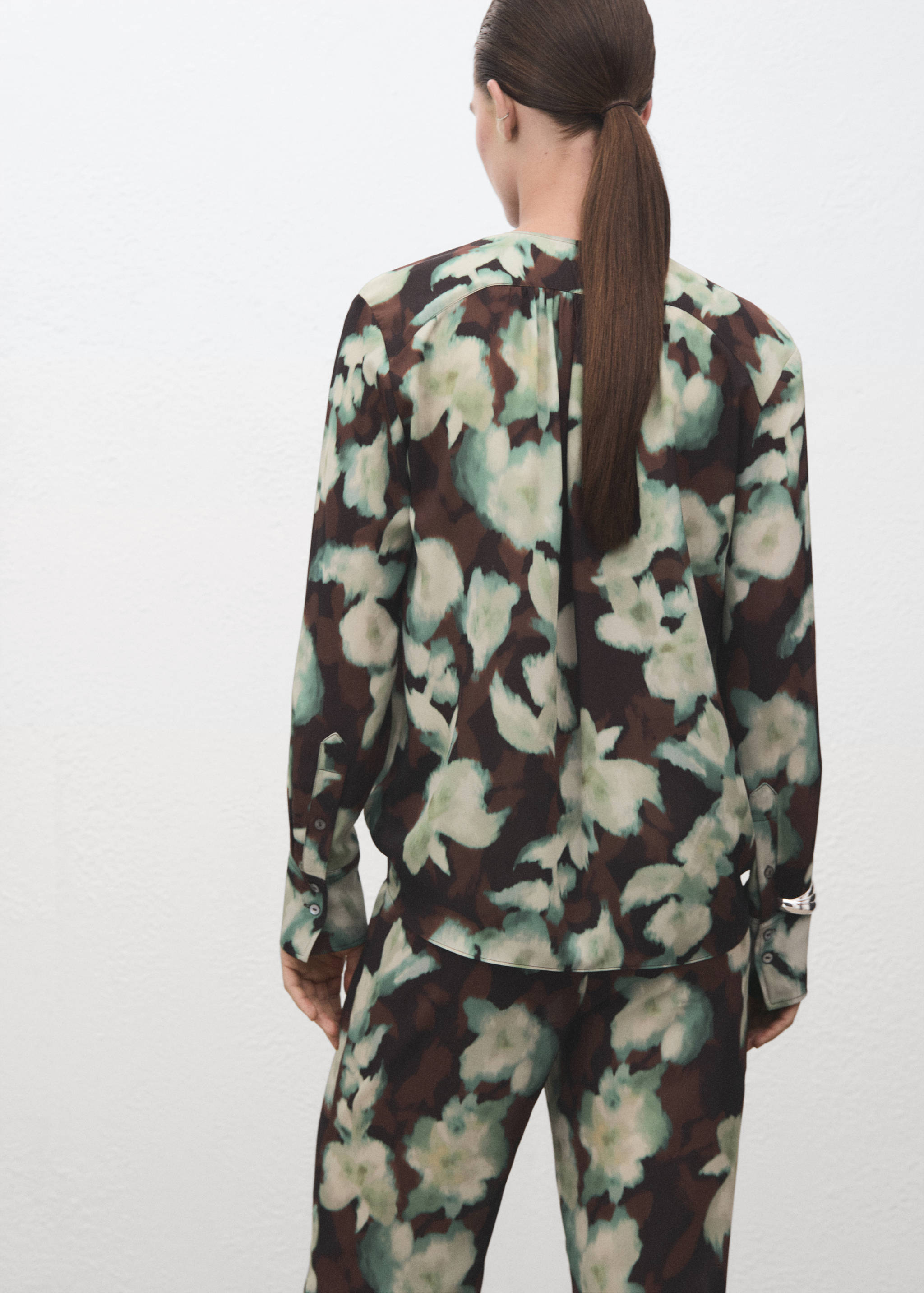 V-neck blouse with tie - Reverse of the article