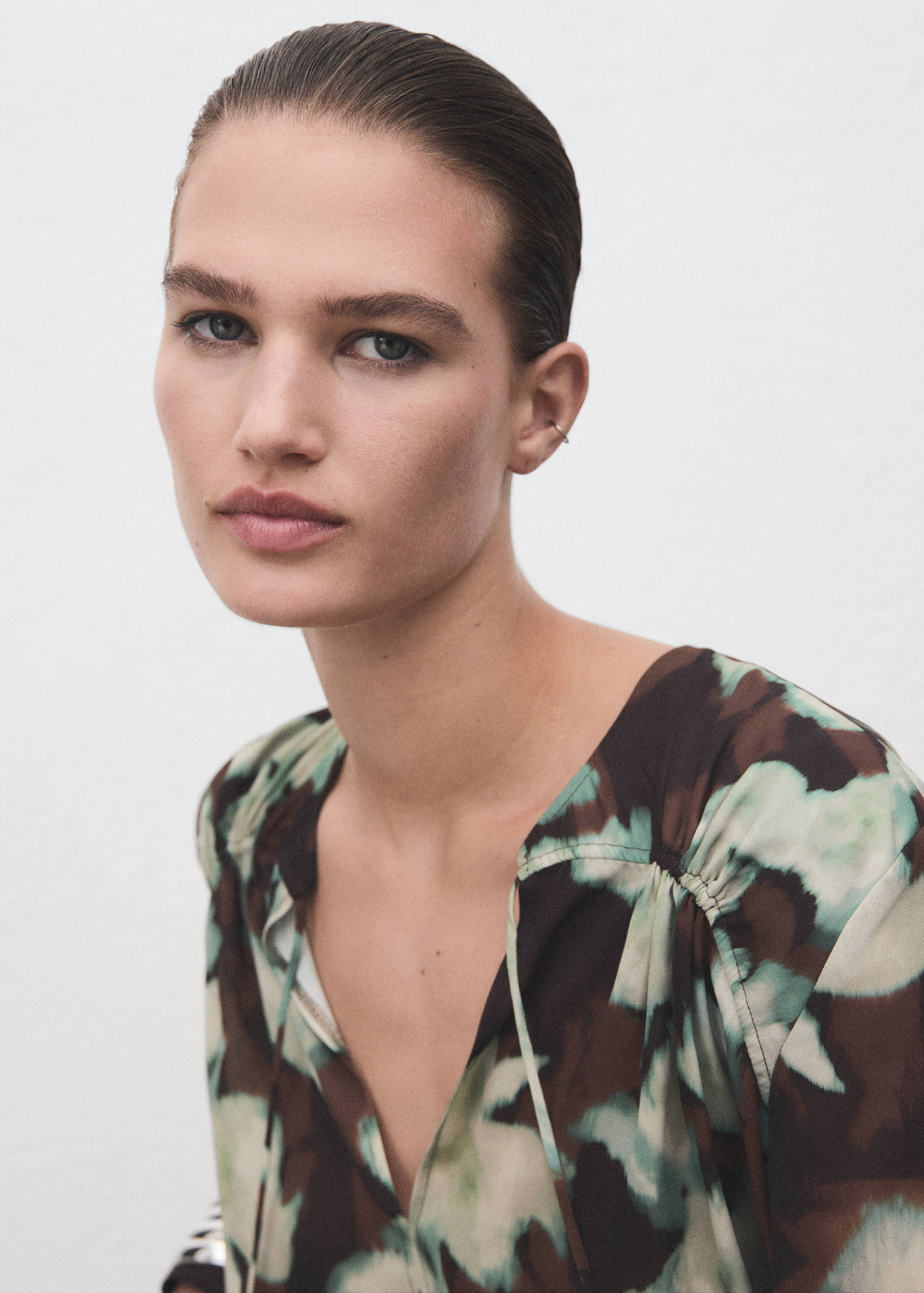 V-neck blouse with tie - Details of the article 1