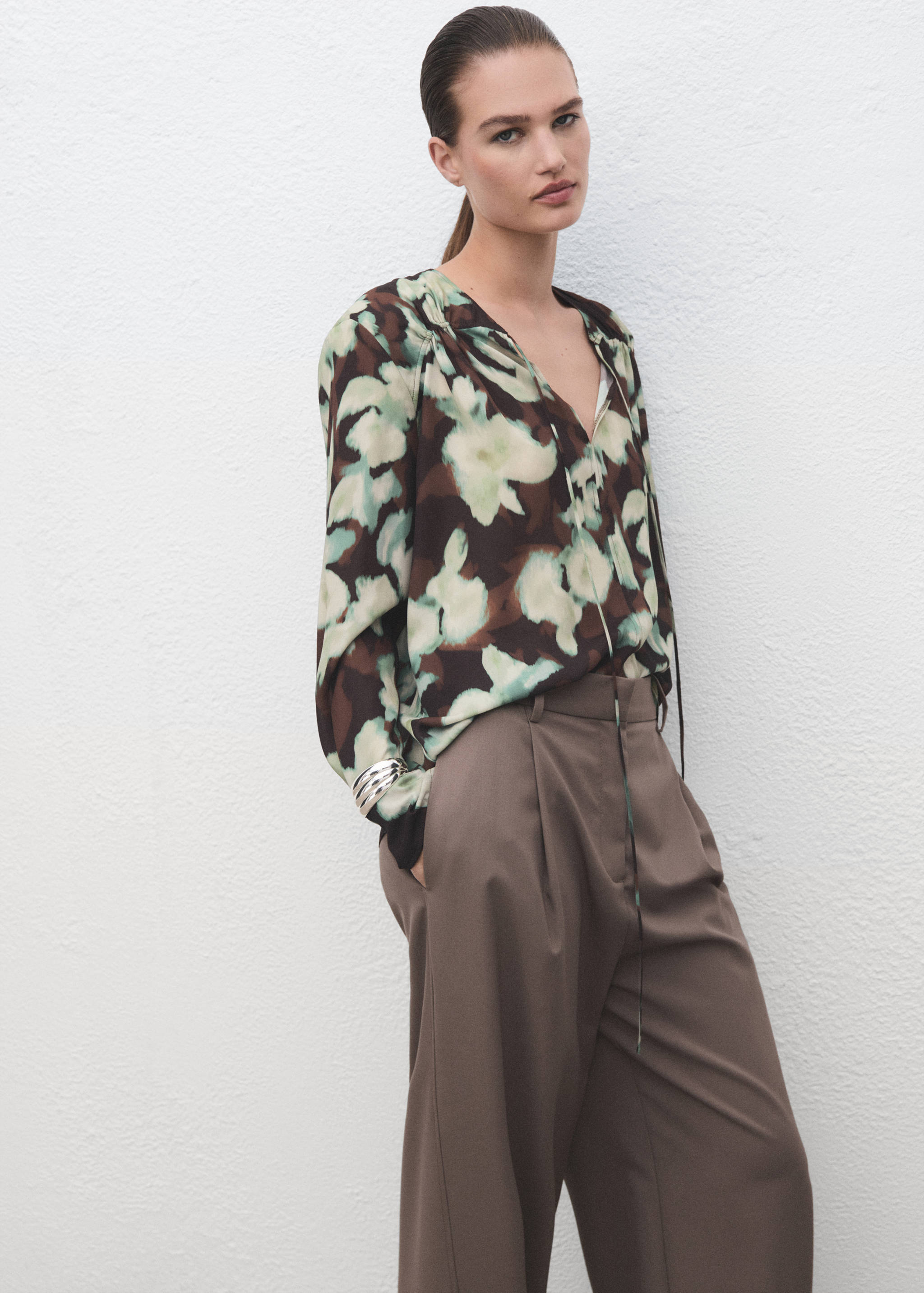 V-neck blouse with tie - Details of the article 2