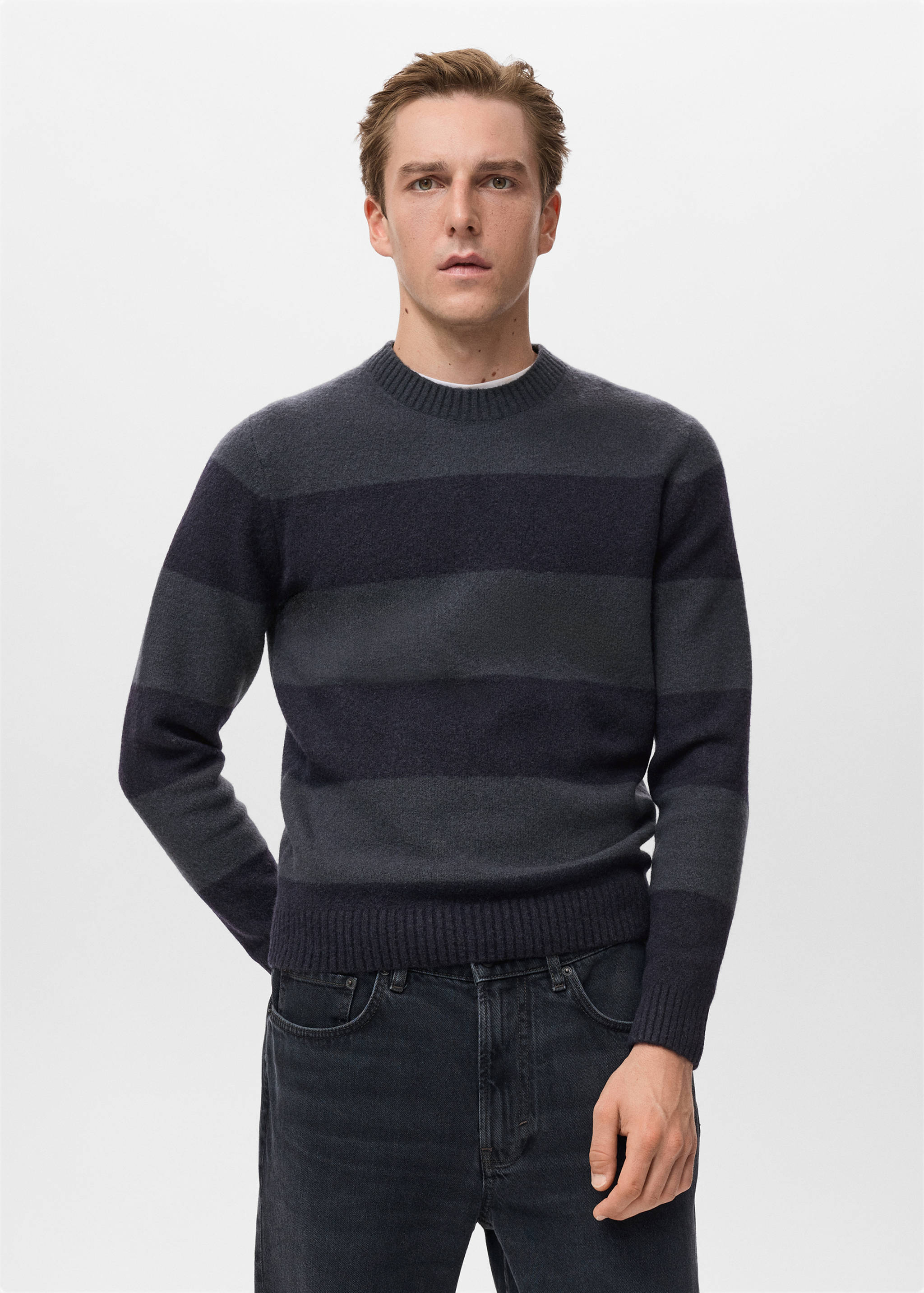 Свитер из смесовой шерсти в полоску - Средний план