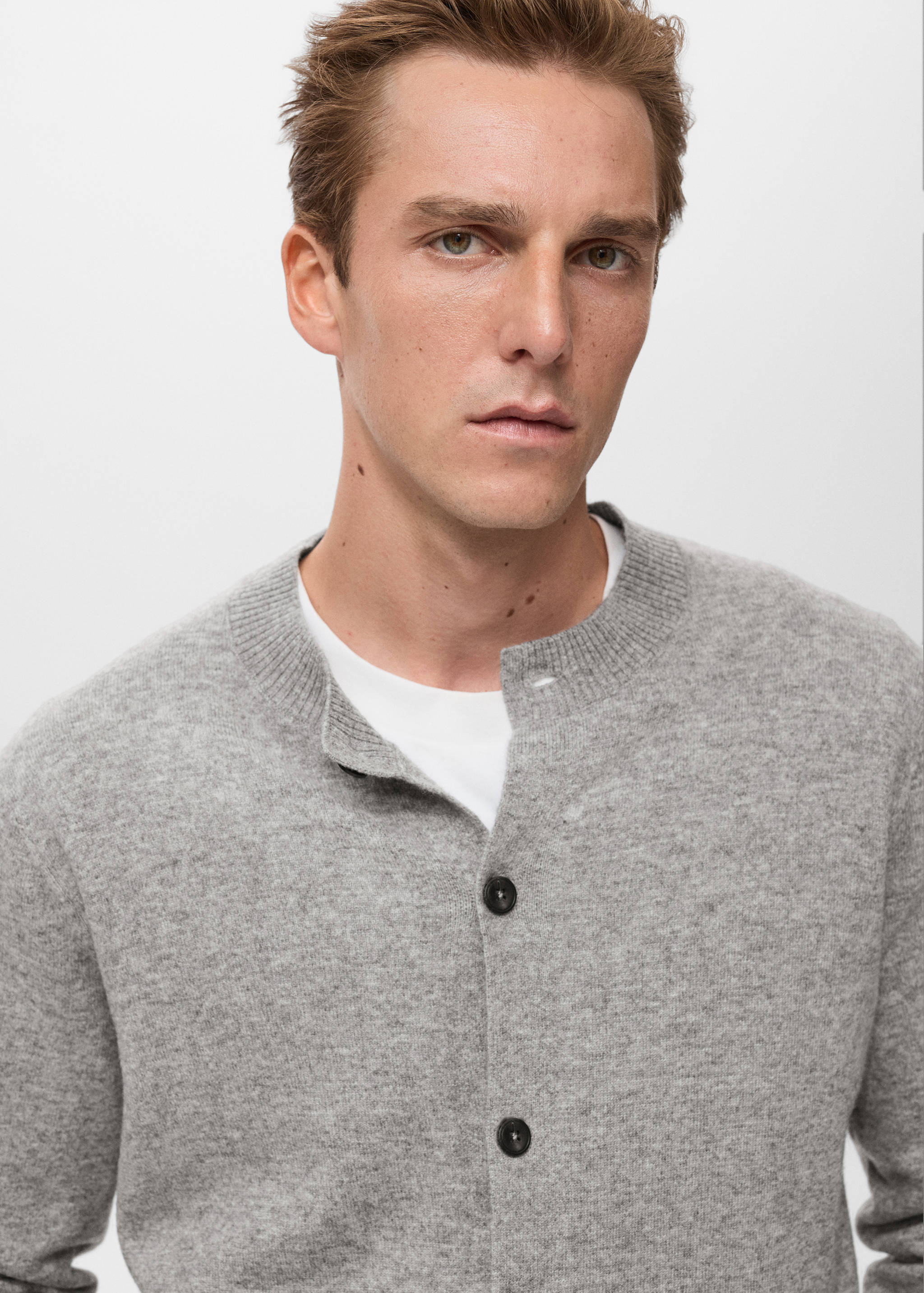 100% extra-fine wool cardigan with buttons - Details of the article 1