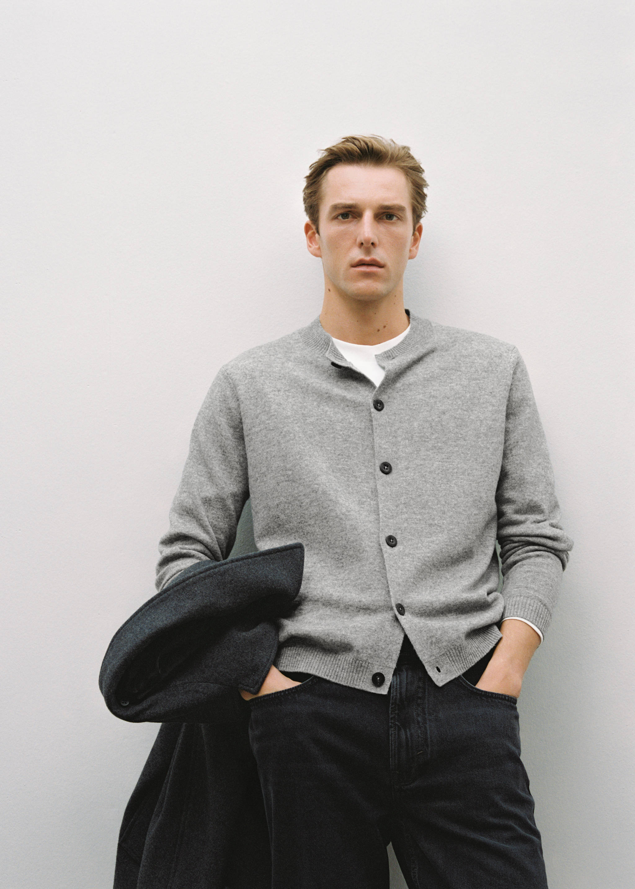 100% extra-fine wool cardigan with buttons - Details of the article 5