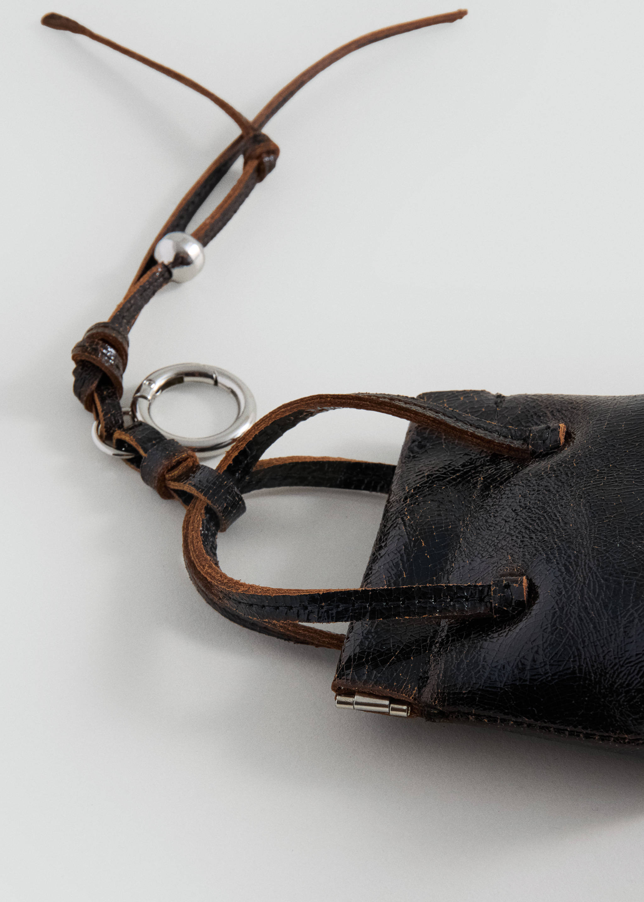 Кожаный брелок в виде сумки - Средний план