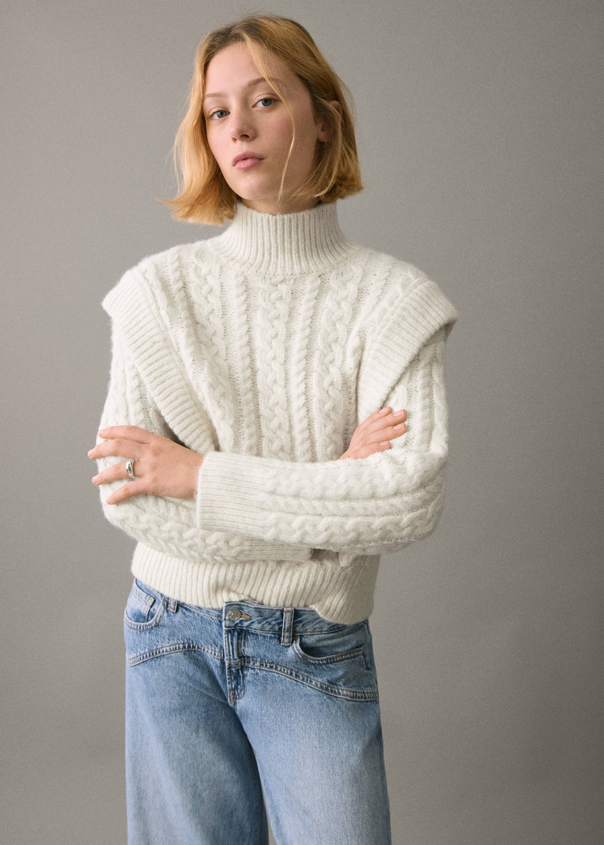 Knitted sweater with perkins neck - Середній план