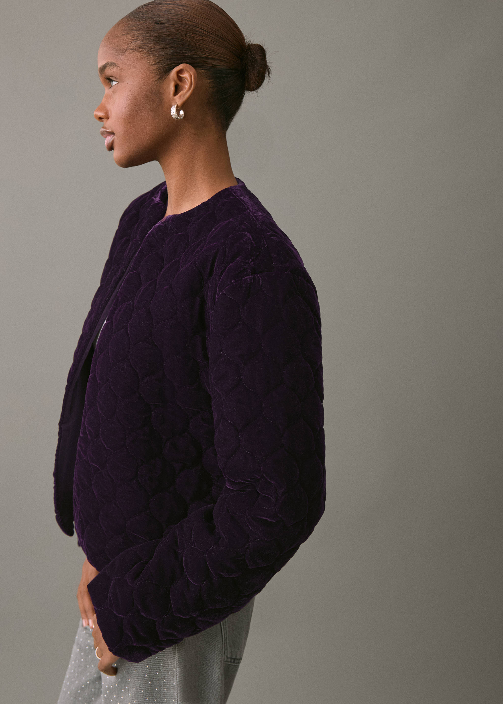 Бархатная куртка с акцентными швами - Средний план