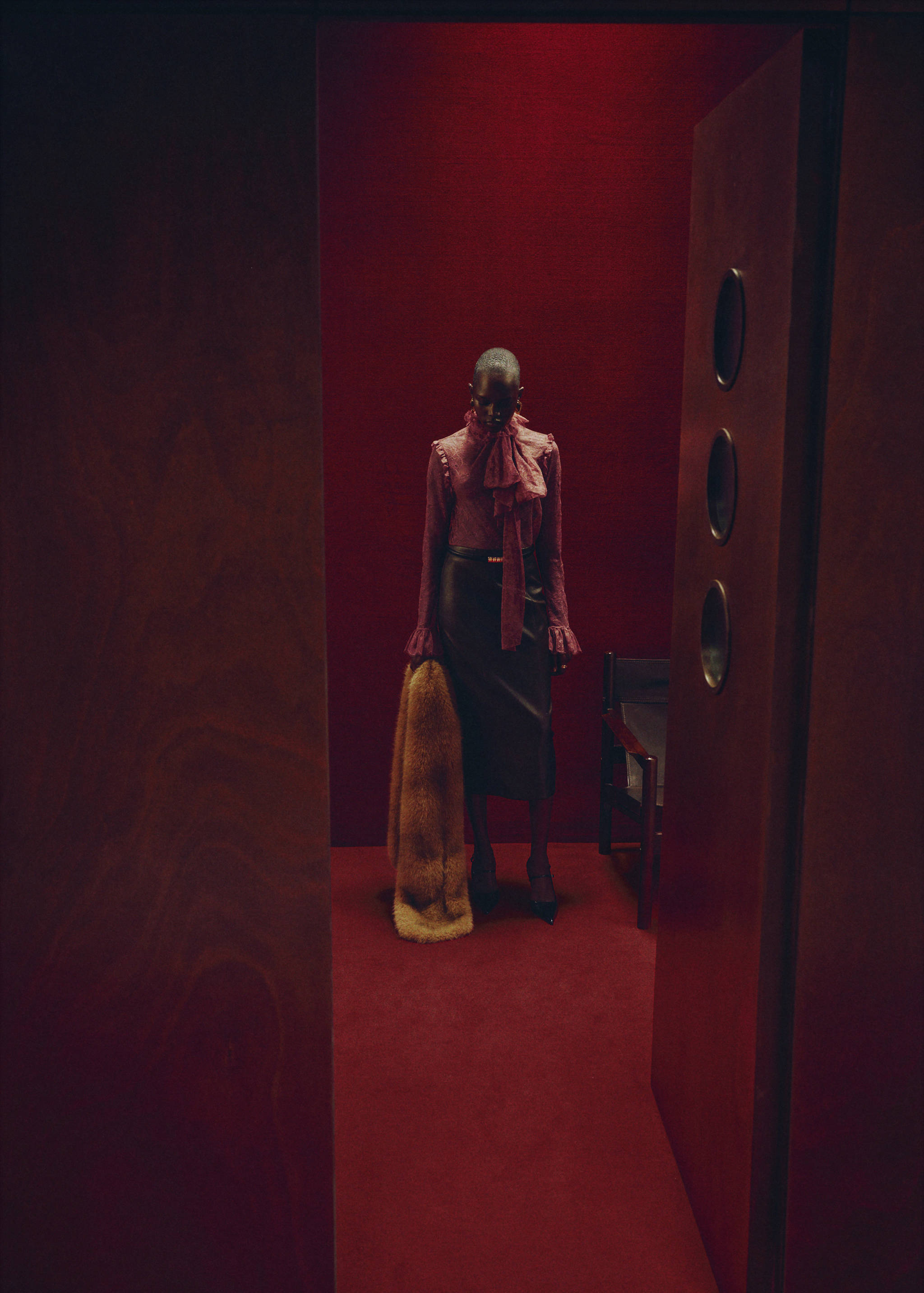 Blusa de renda de gola com folho - Plano geral