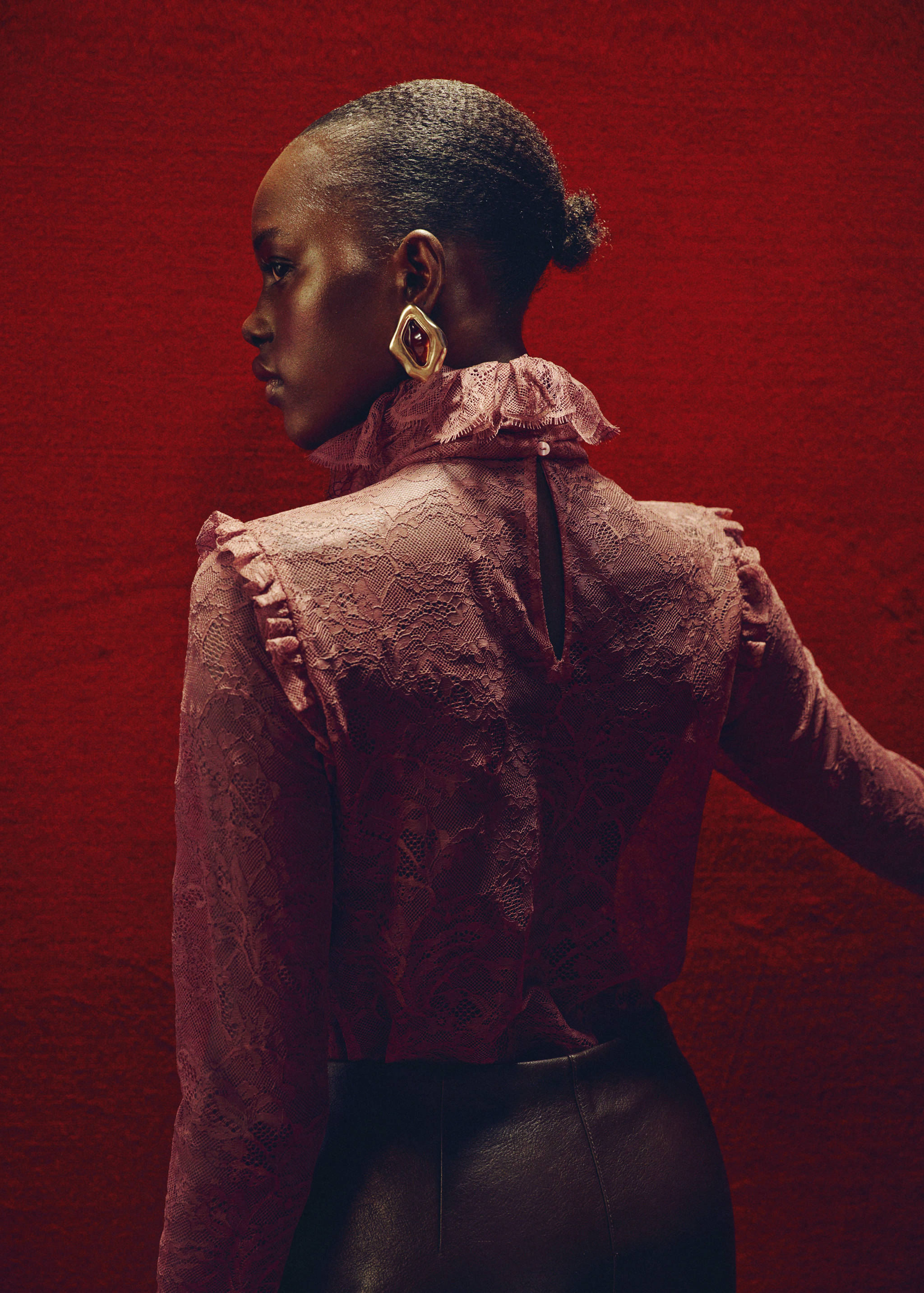 Blusa de renda de gola com folho - Verso do artigo