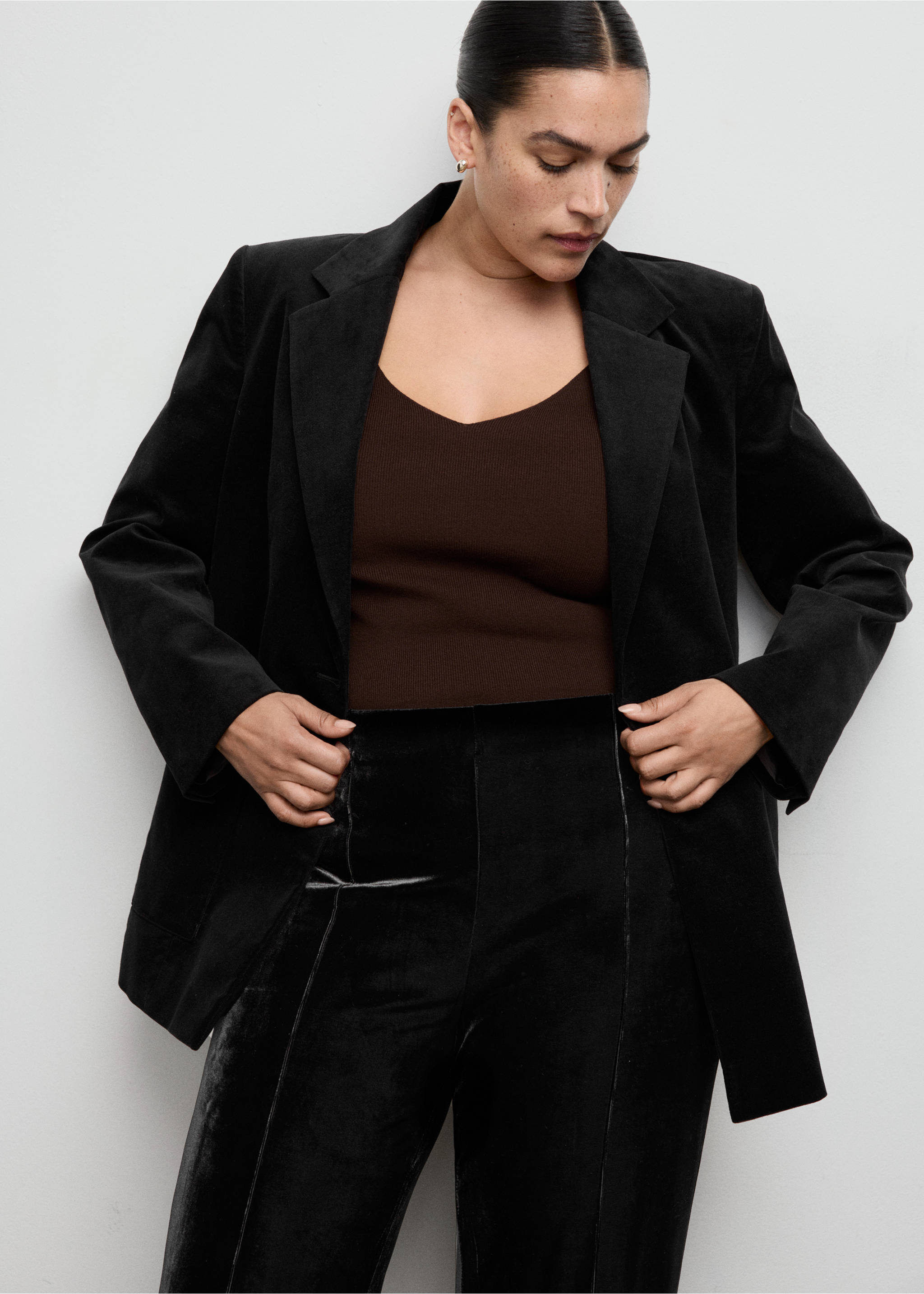 Sametové kalhoty s prošitými švy - Detail zboží 5, Černá. Ref: 17059113-00.