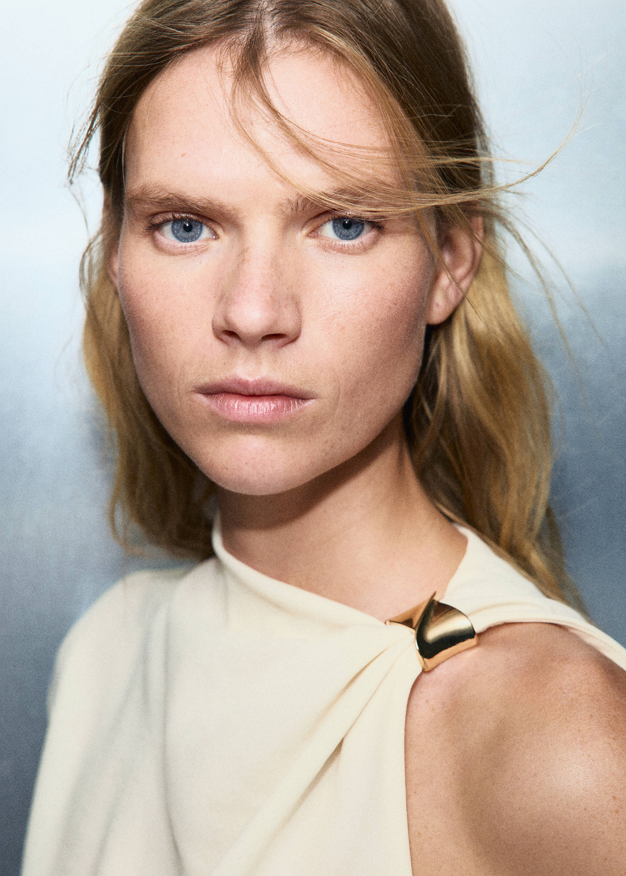 Blusa asimétrica detalle metálico - Detalle del artículo 1