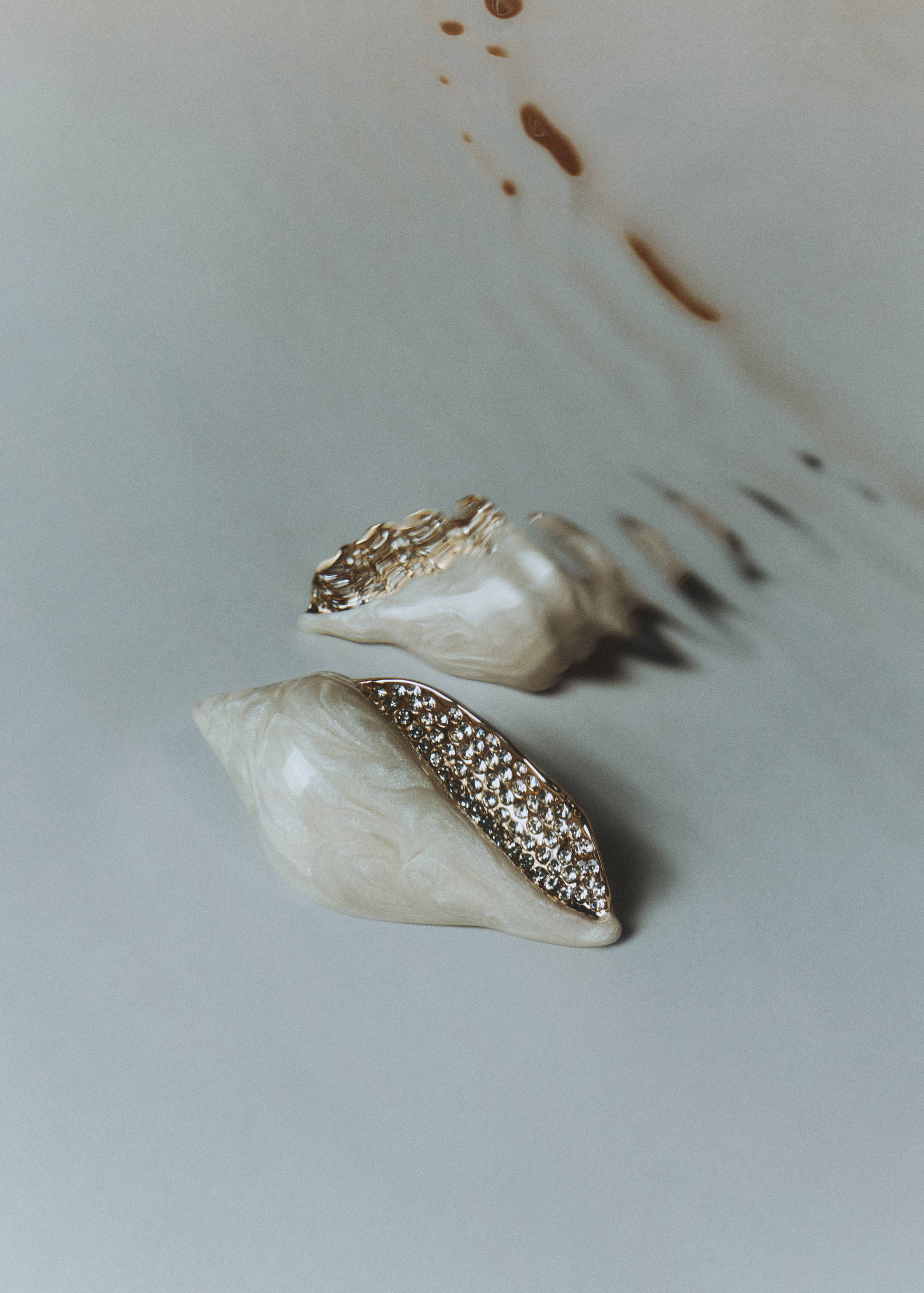 Orecchini conchiglia dettaglio strass - Piano generale