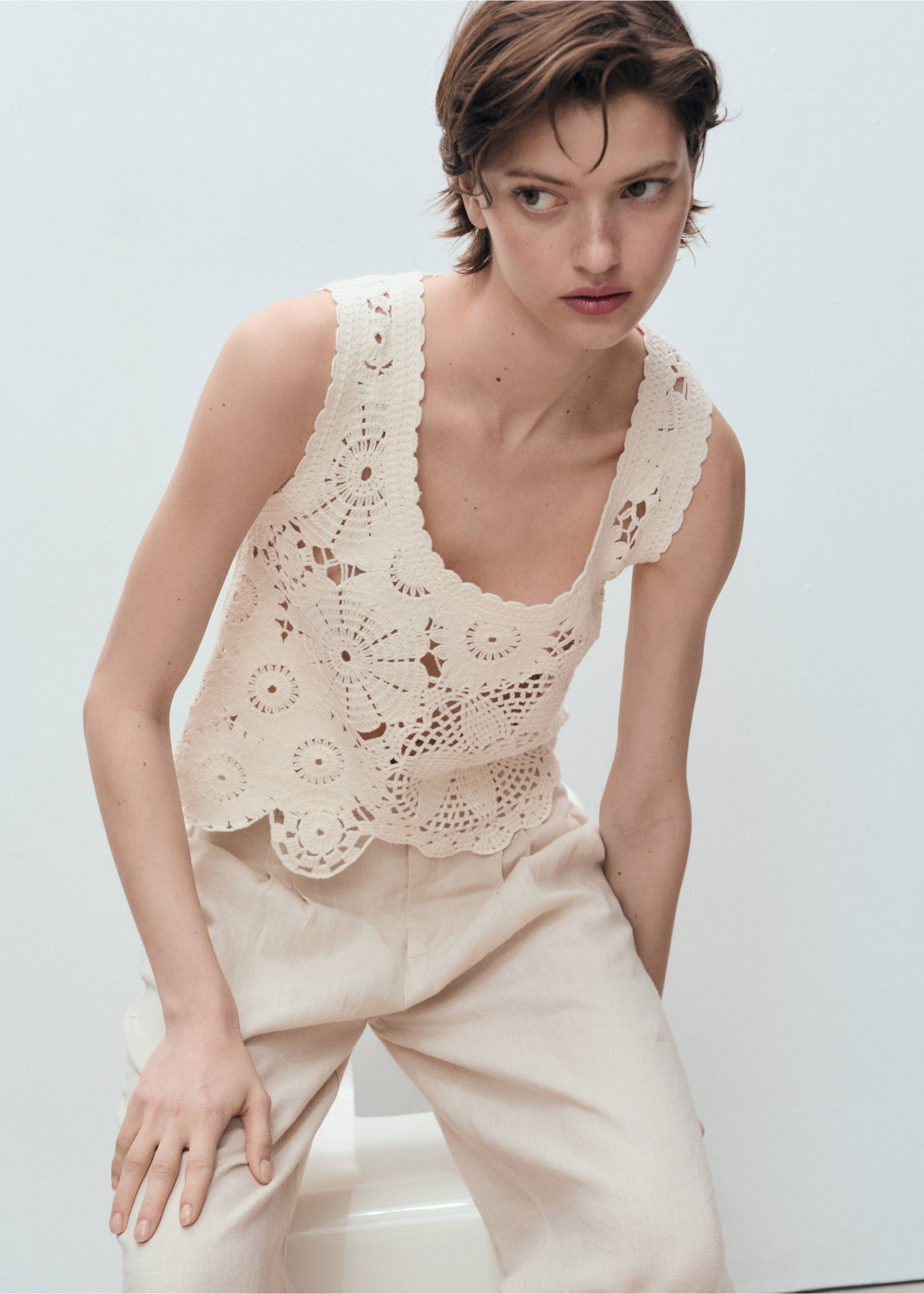 Crochet top with flowers - Details of the article 2, Ecru. Ref: 17061135-00.